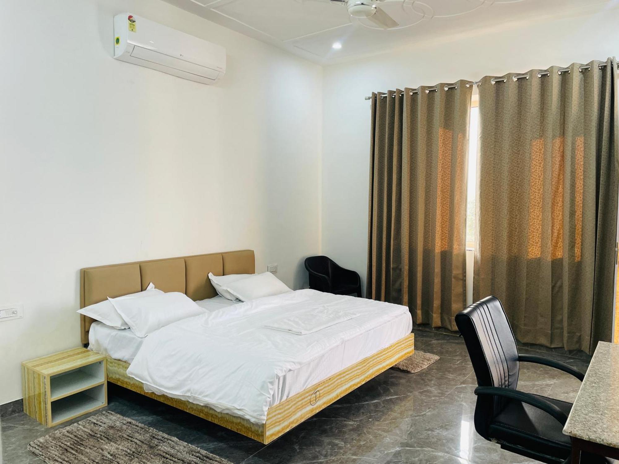 Hotel The Hill View - Swimming Pool & Jaipur