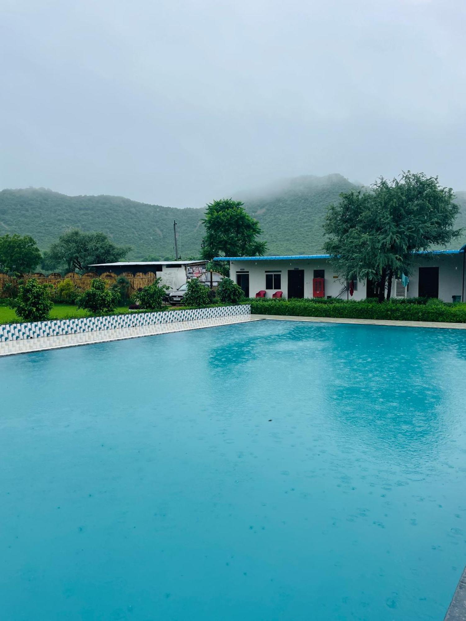 Hotel The Hill View - Swimming Pool & Jaipur