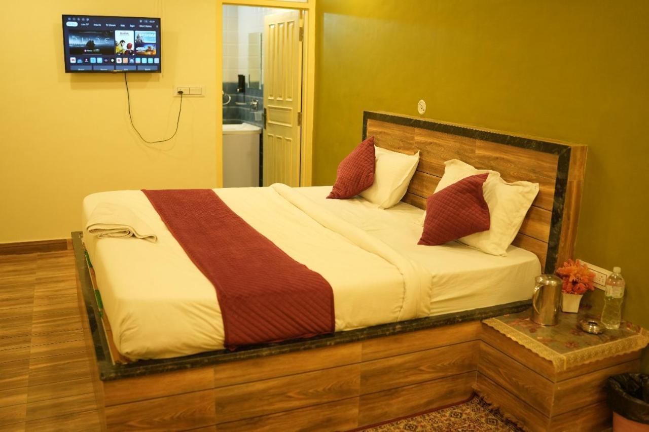 Pragati, New Loha Mandi Hotel *