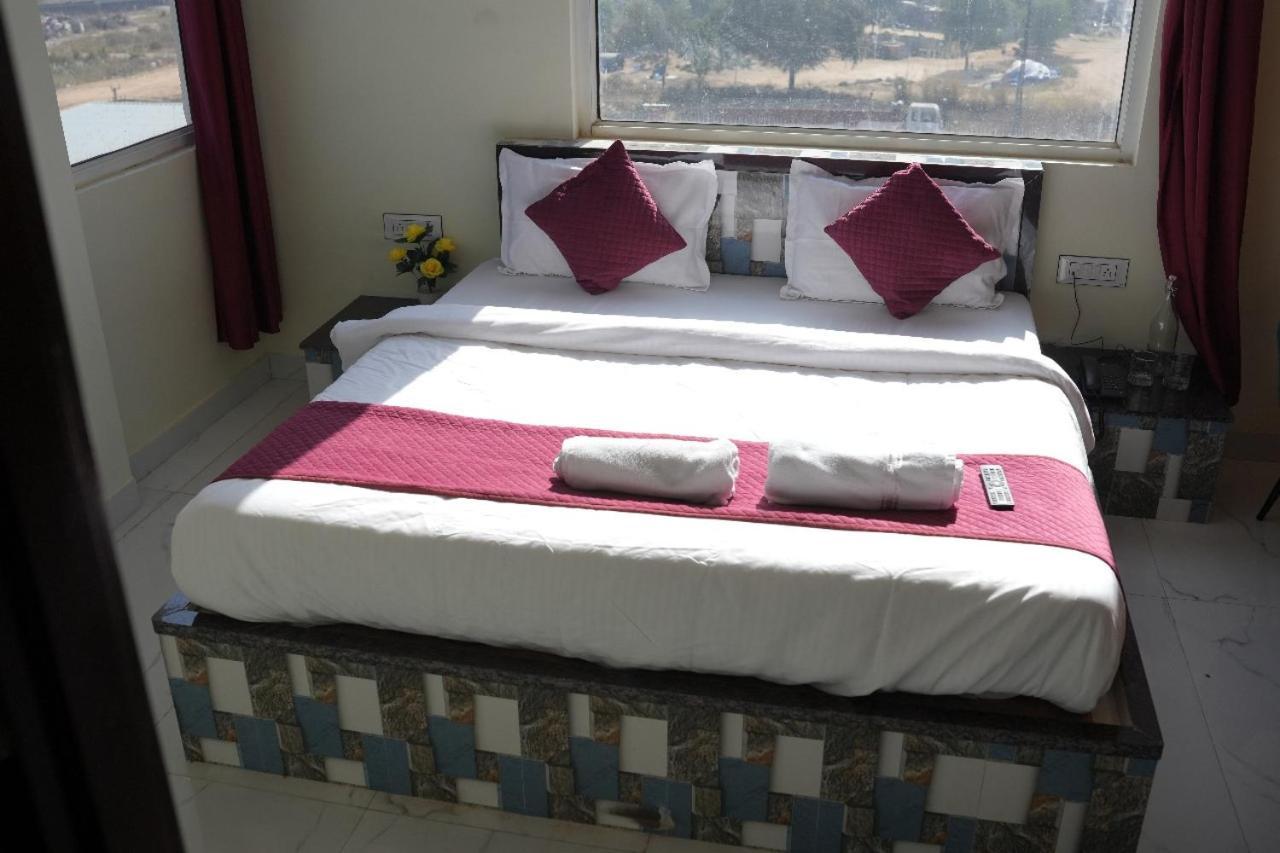 Pragati, New Loha Mandi Hotel *