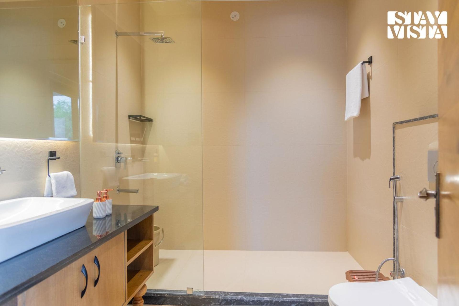 Stayvista At Urban Escape - 2 Pools, Lawn & Wifi Jaipur