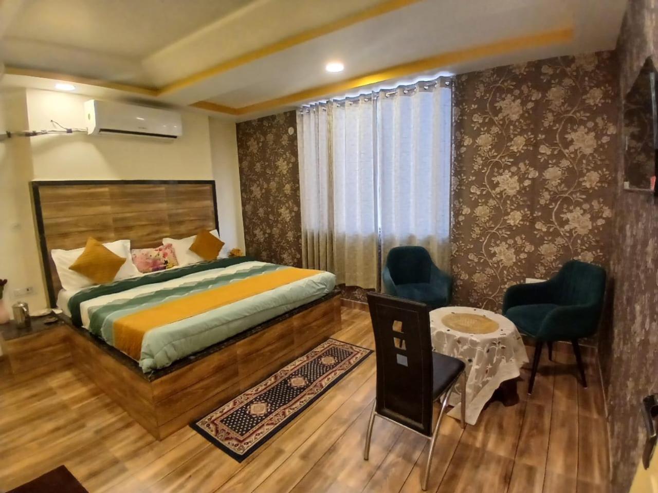 Pragati, New Loha Mandi Hotel