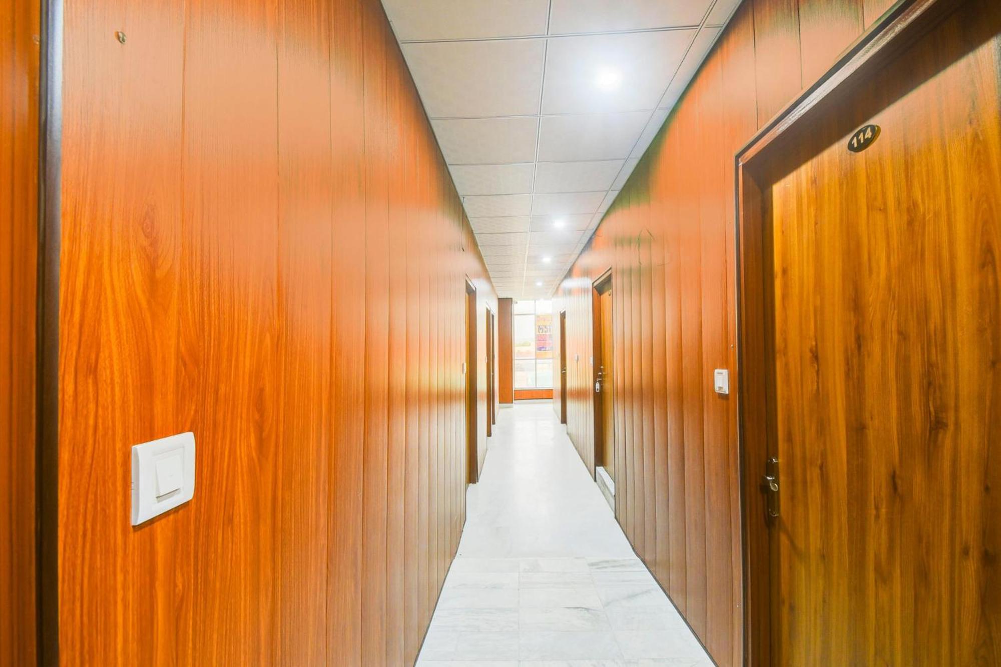 O Ma Karni & Restaurant Hotel