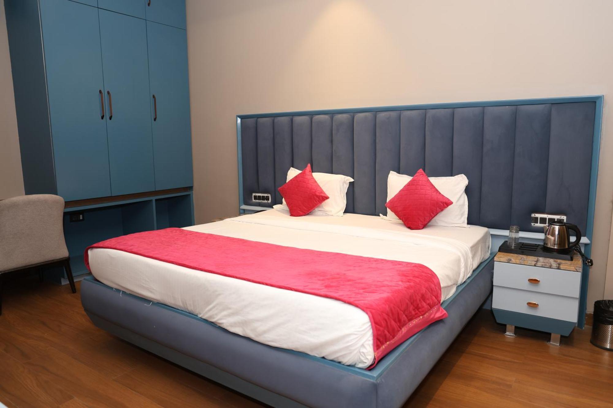 Hotel The Heeraj 3*