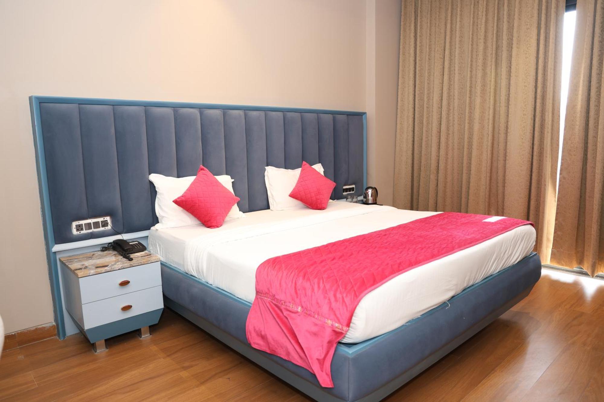 Hotel The Heeraj 3*