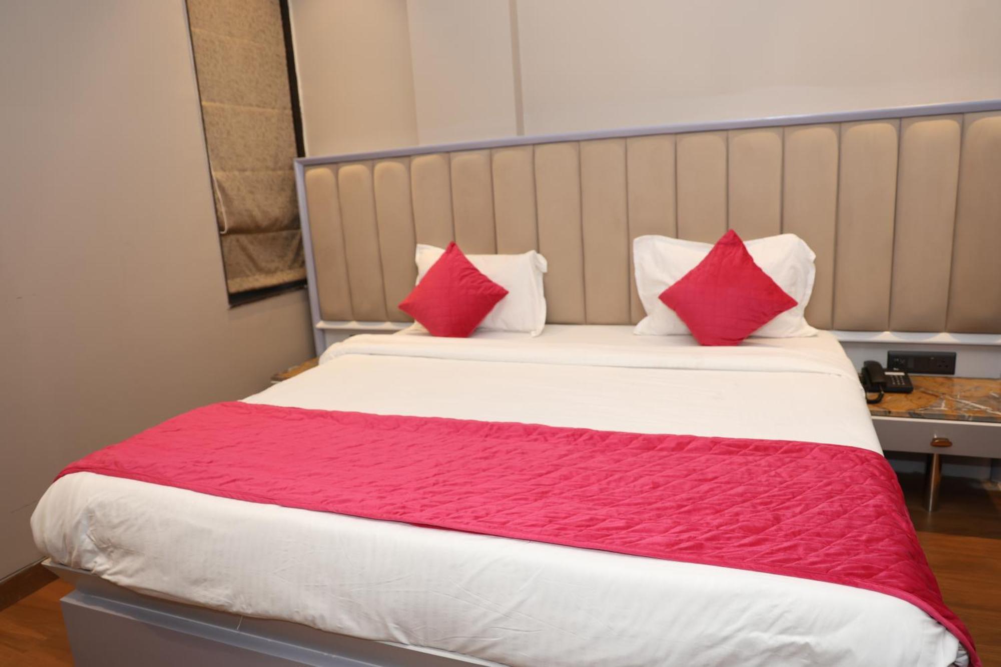 Hotel The Heeraj 3*