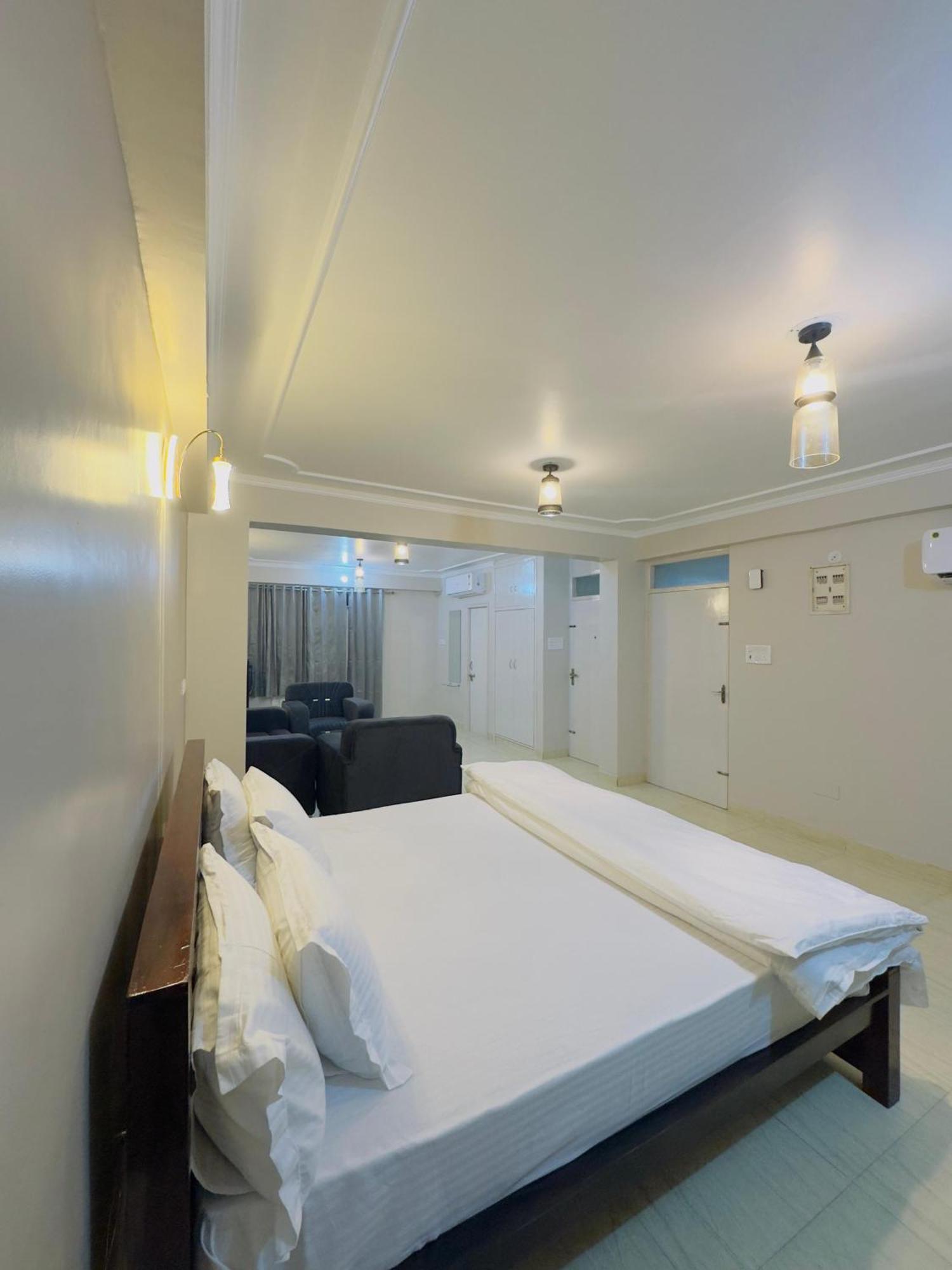Penthouse By Cozystays Raja Park