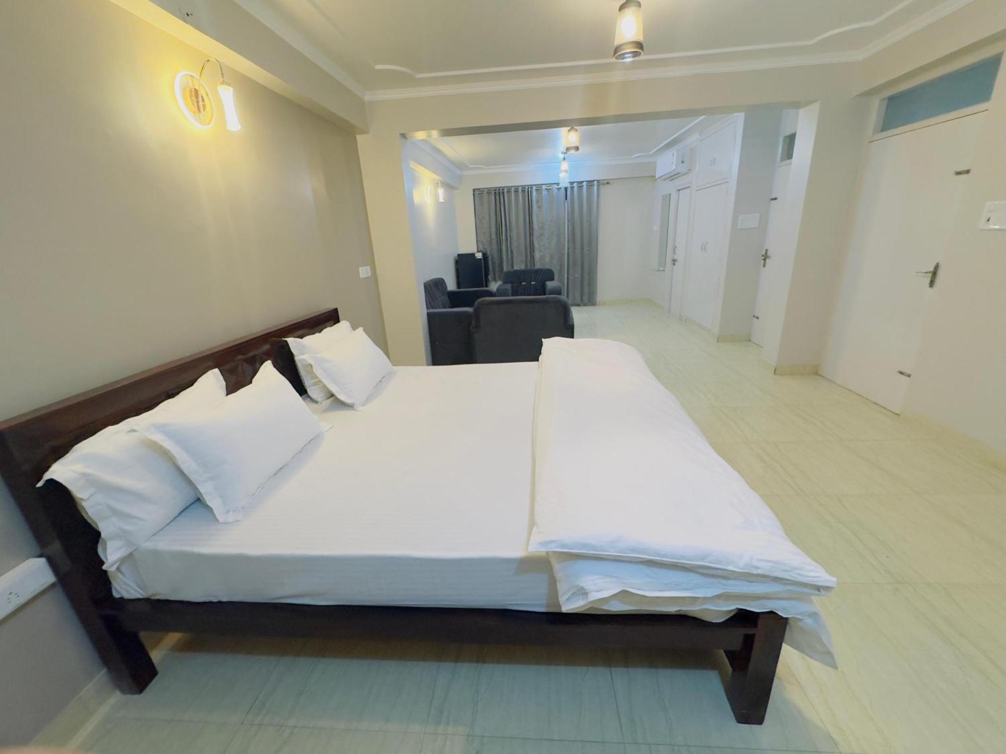 Penthouse By Cozystays Raja Park Apartment