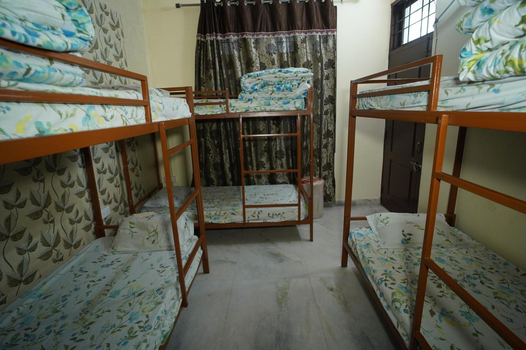 Om Trance Hostel *