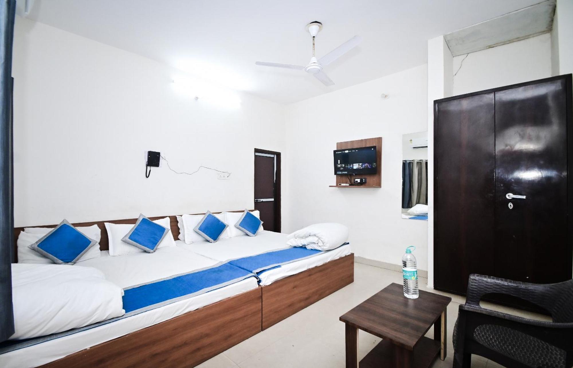 Hotel Apoorv - Near Railway Station 3*