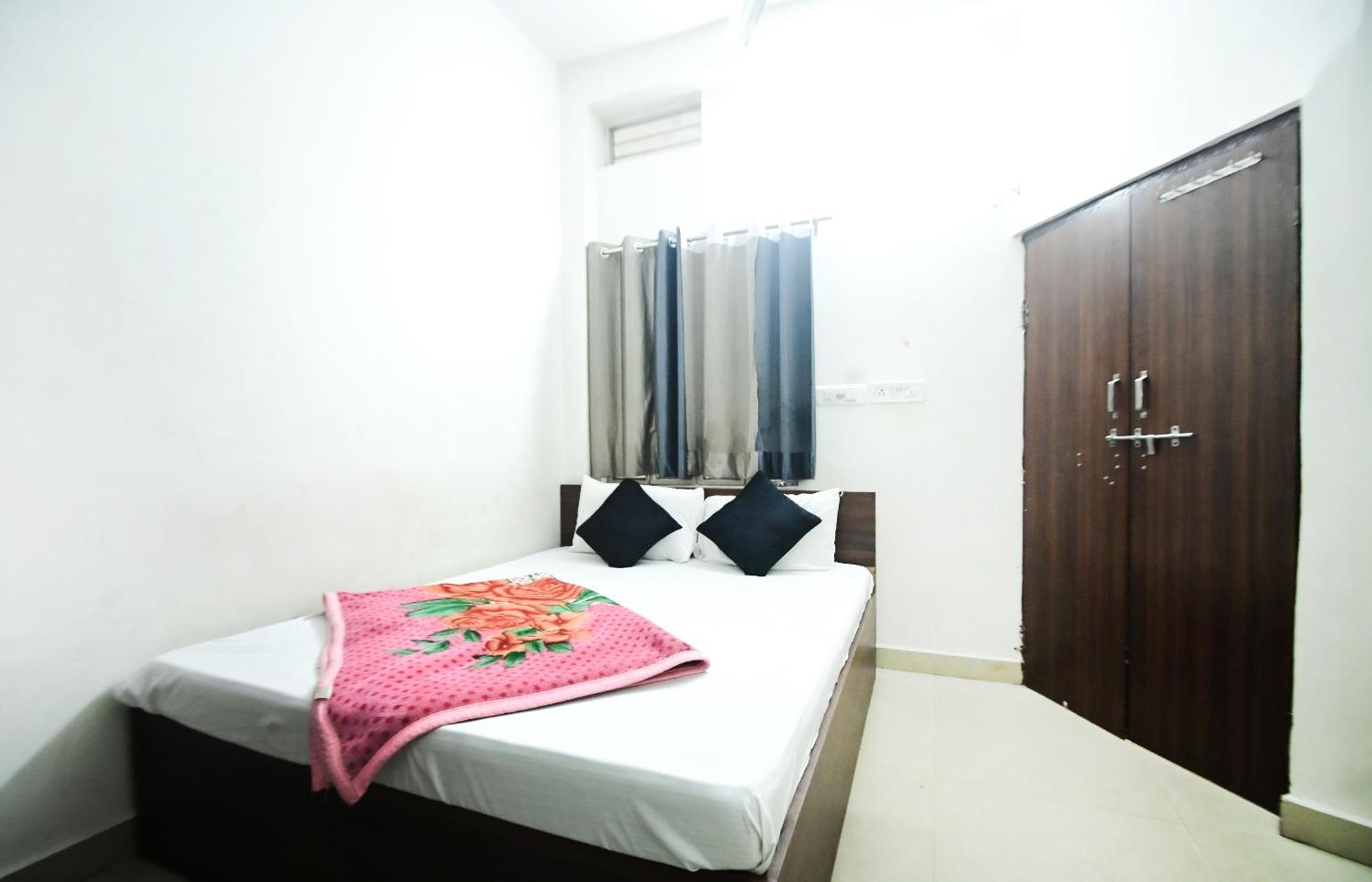 Hotel Apoorv - Near Railway Station 3*
