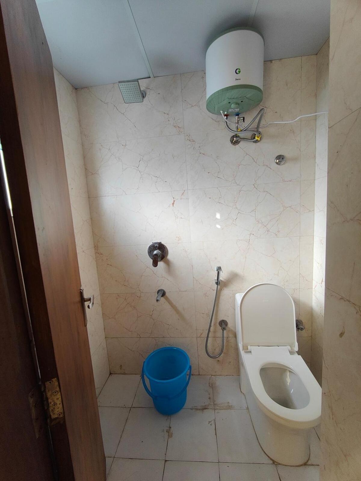 A Spacious 2bhk With 2 *
