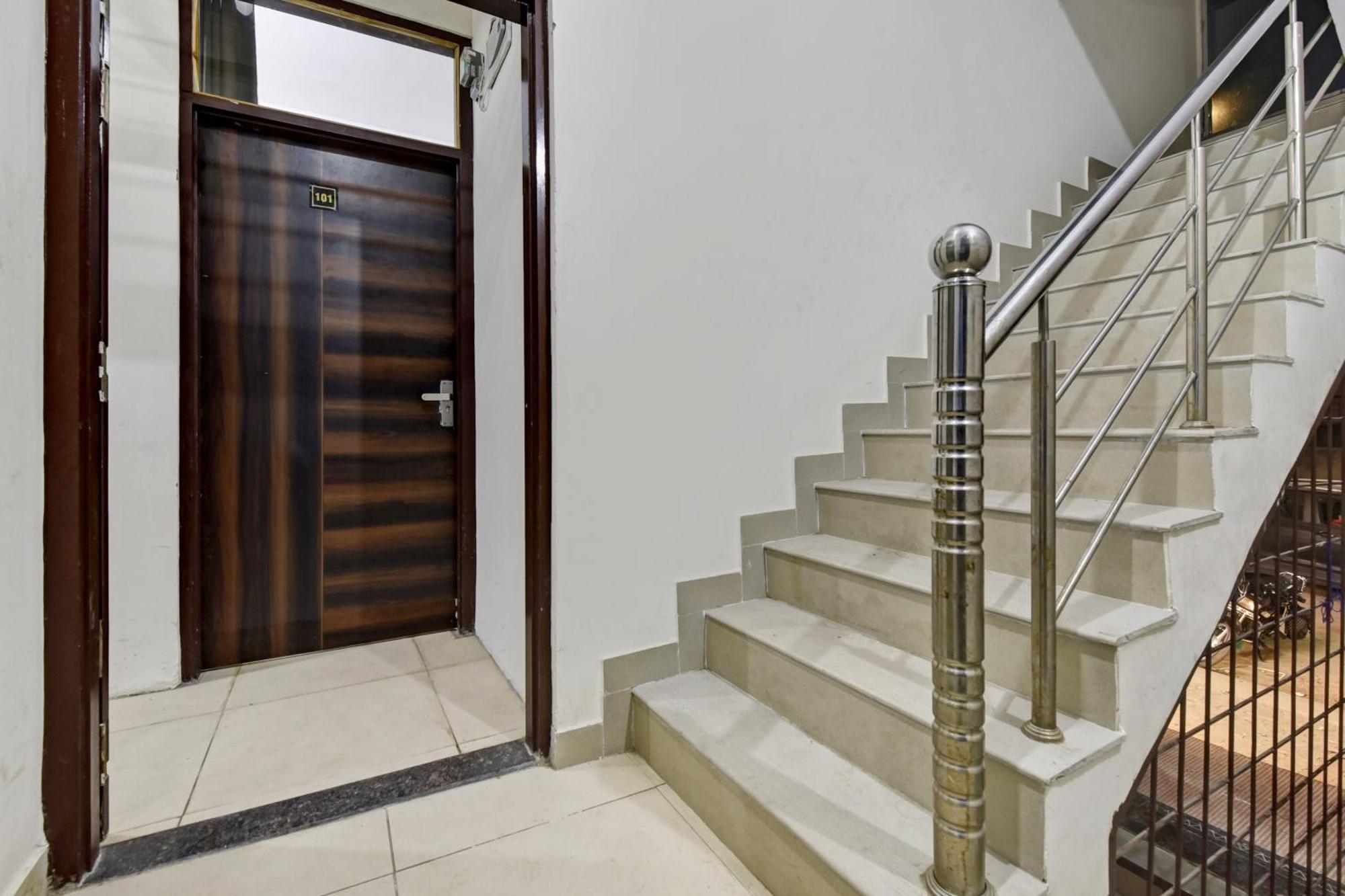 Hotel O Pari Residency