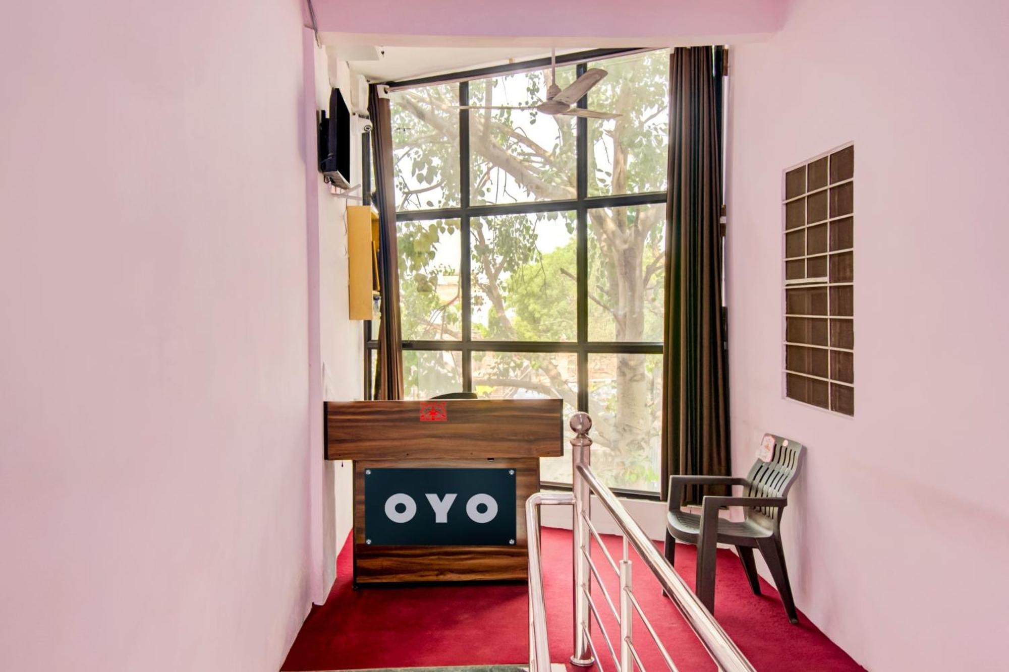 Hotel O Radha