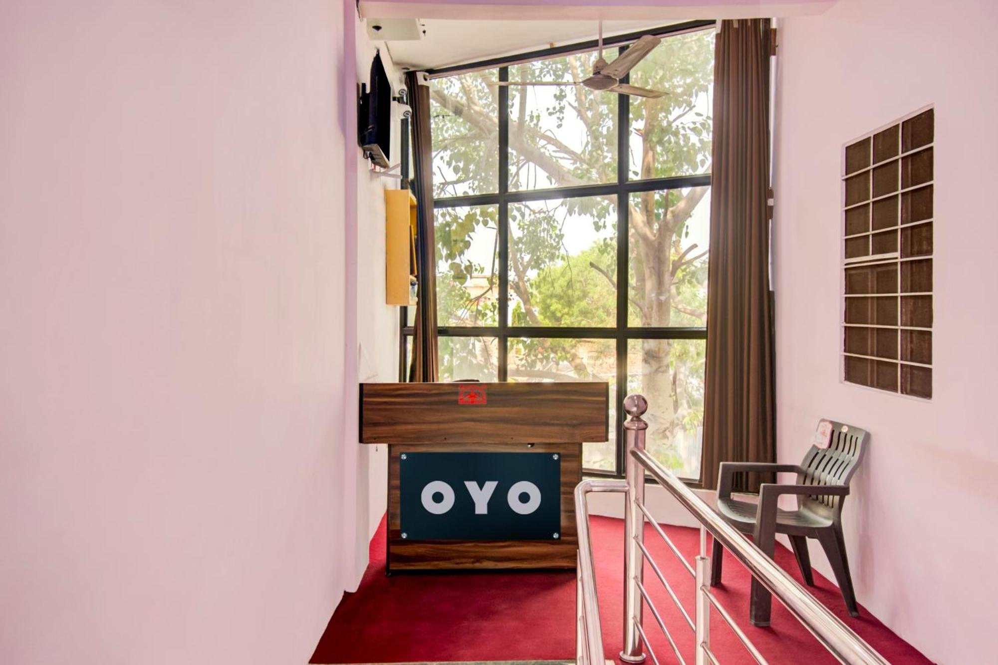 Hotel O Radha
