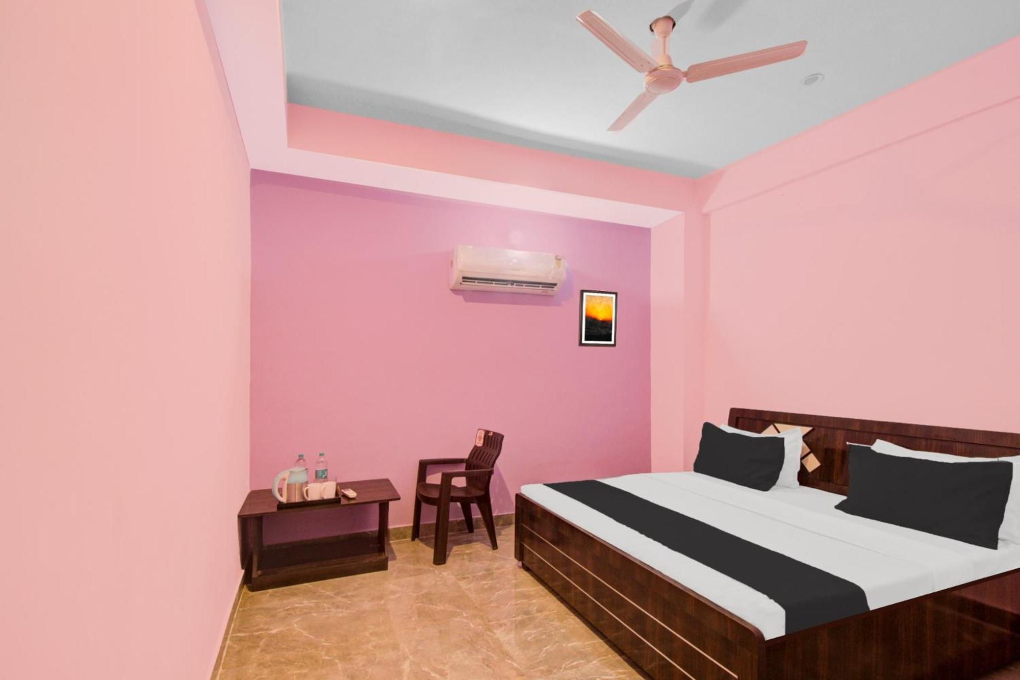 Hotel O Radha