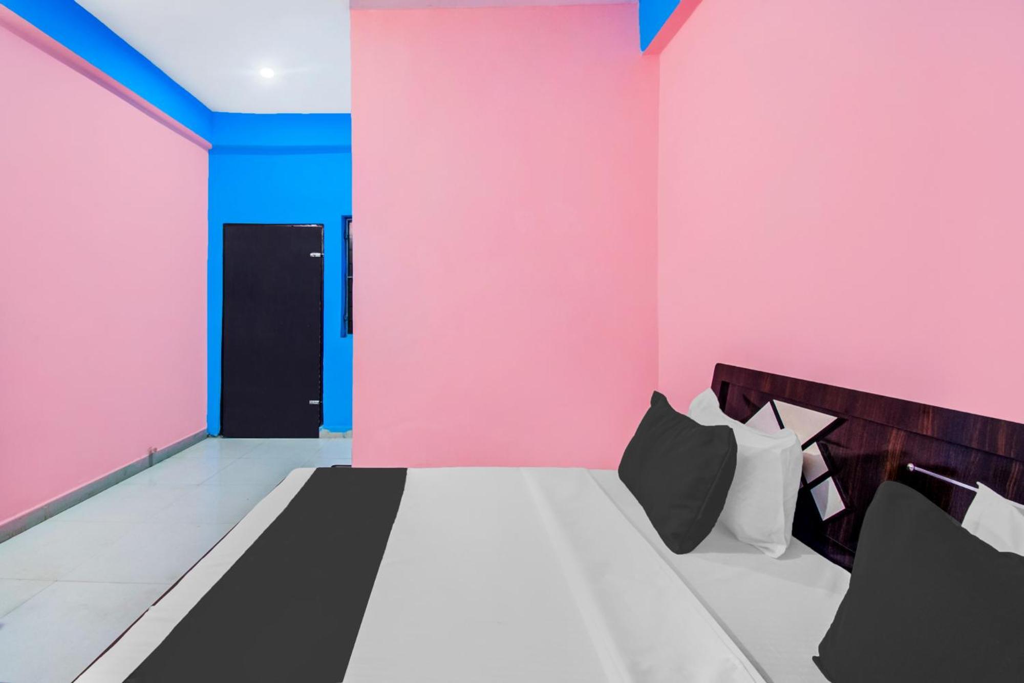Hotel O Radha