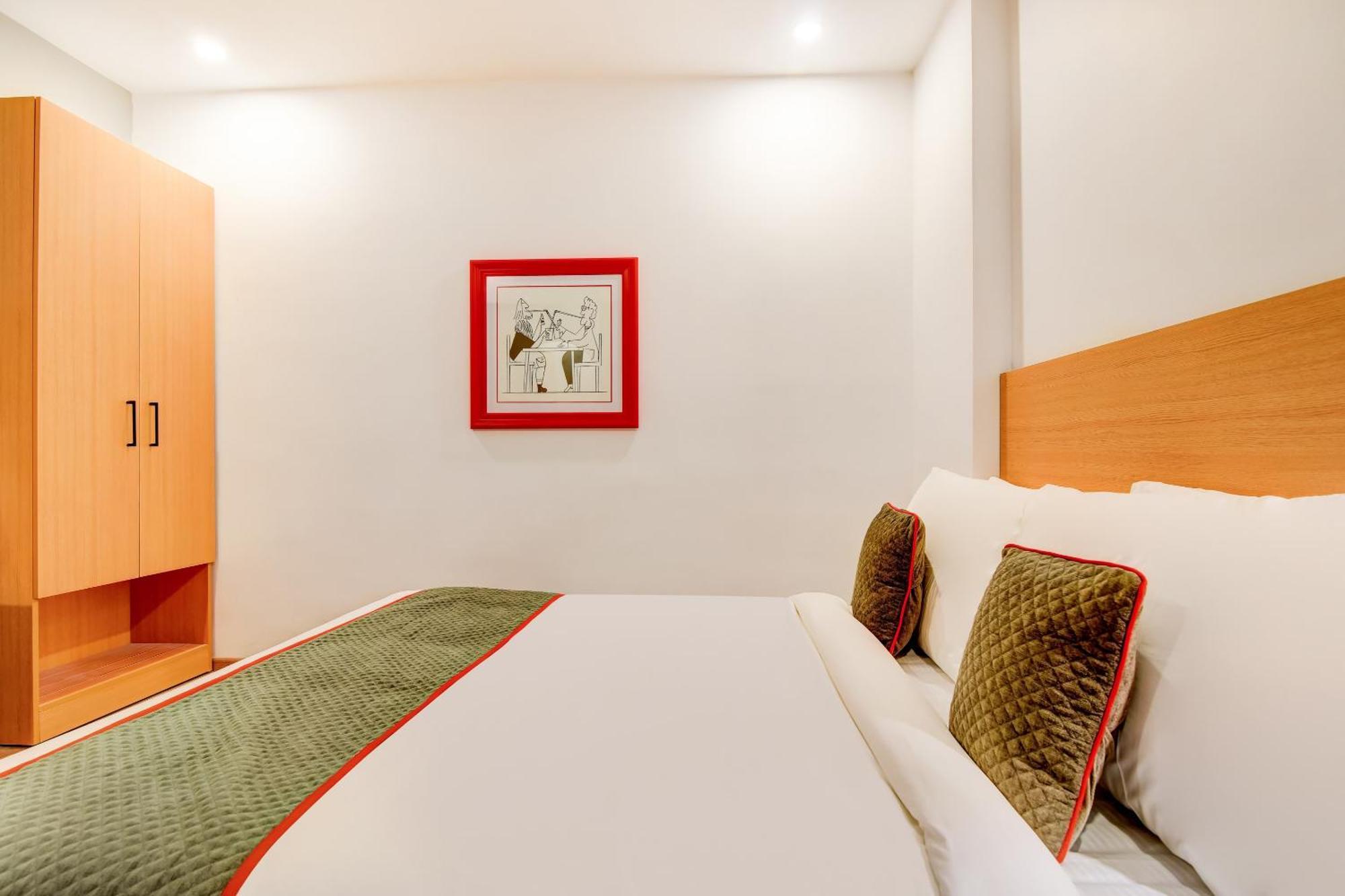 Townhouse Airport 4*
