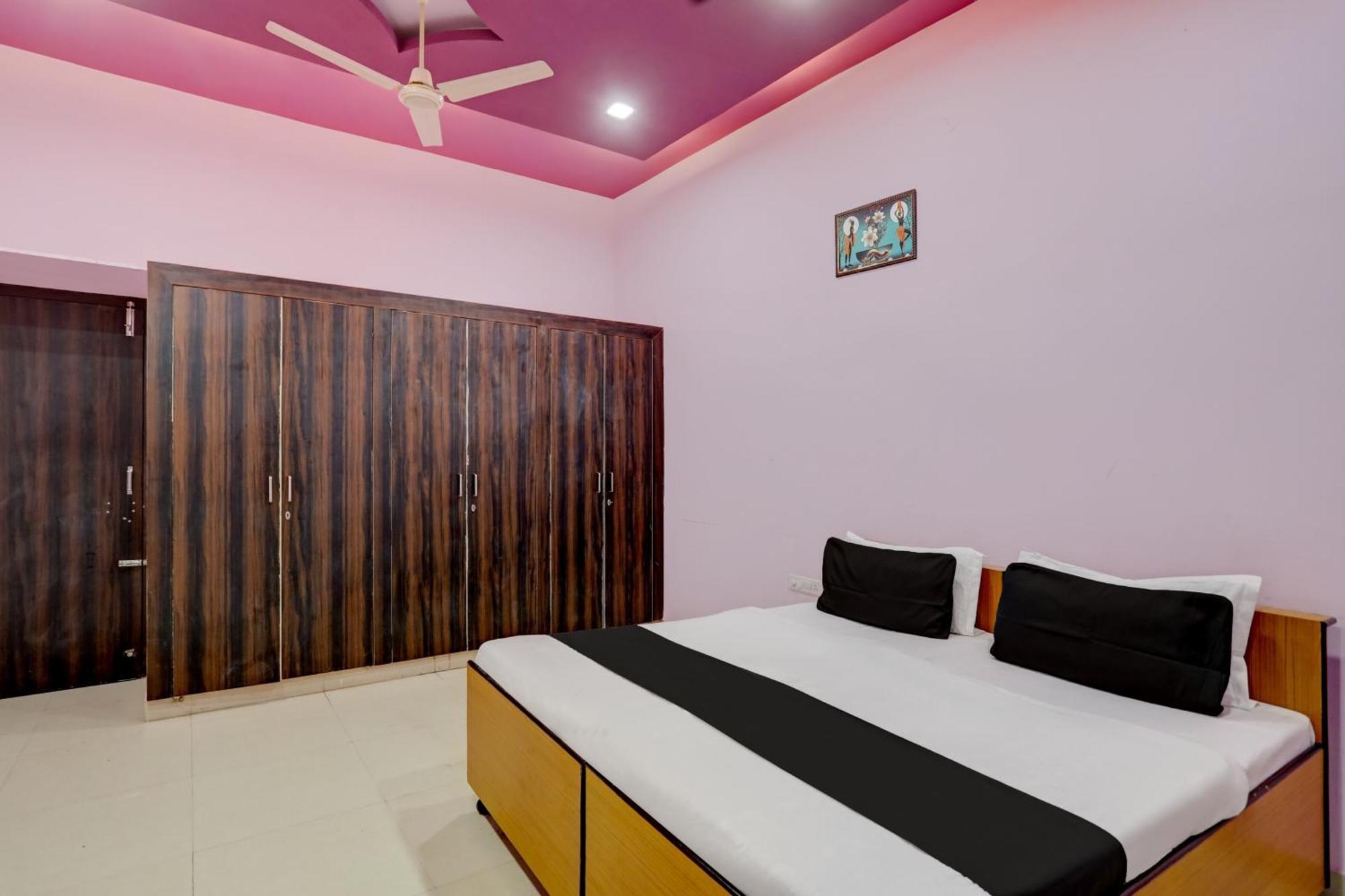 Collection O Dev S Hotel
