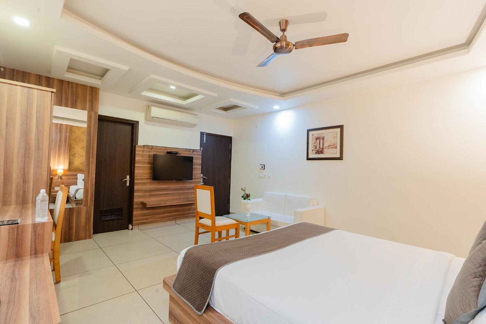 Fabhotel Signature Hotel 3*