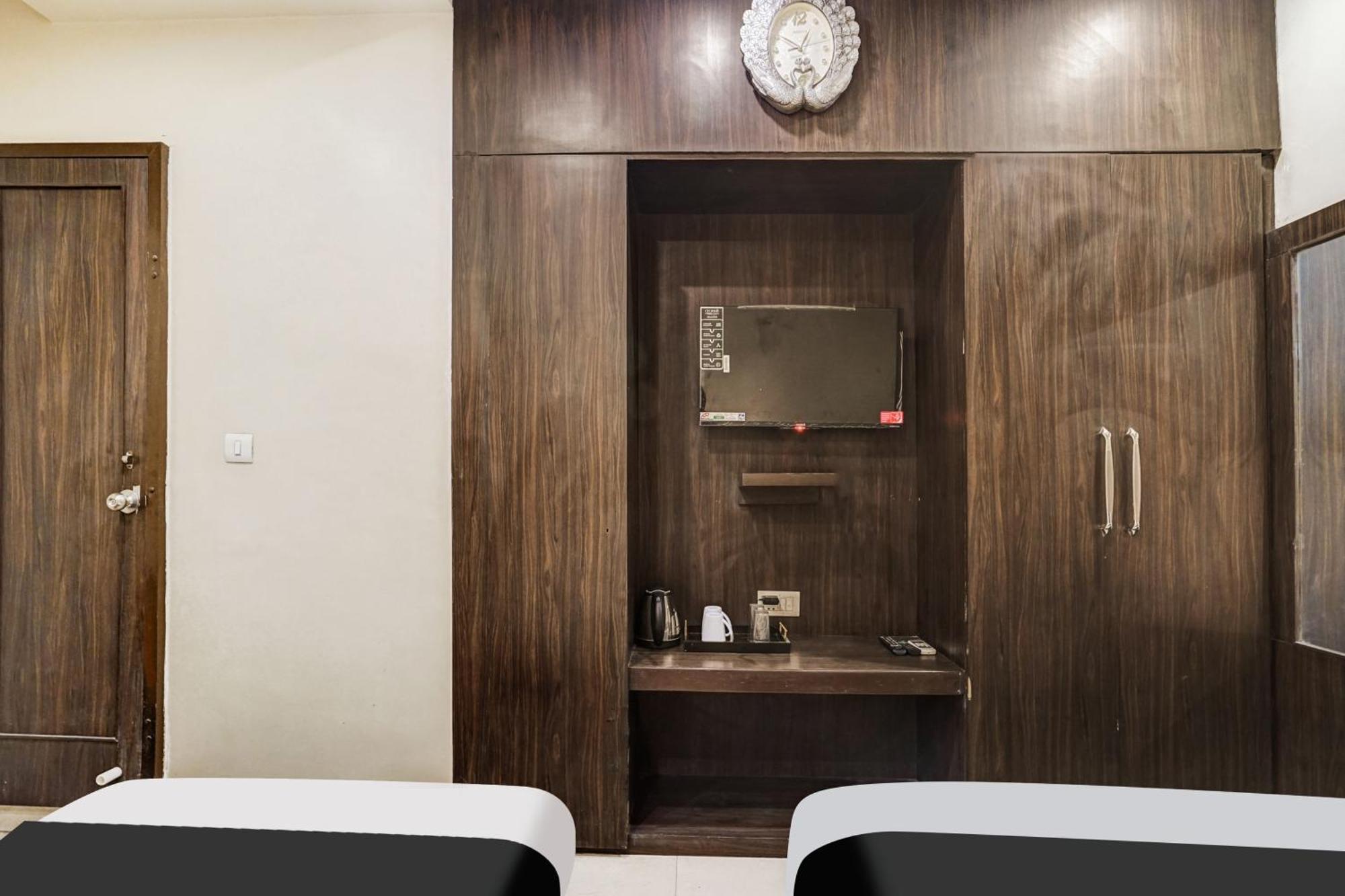 Hotel Super Collection O Sindhi Camp Jaipur