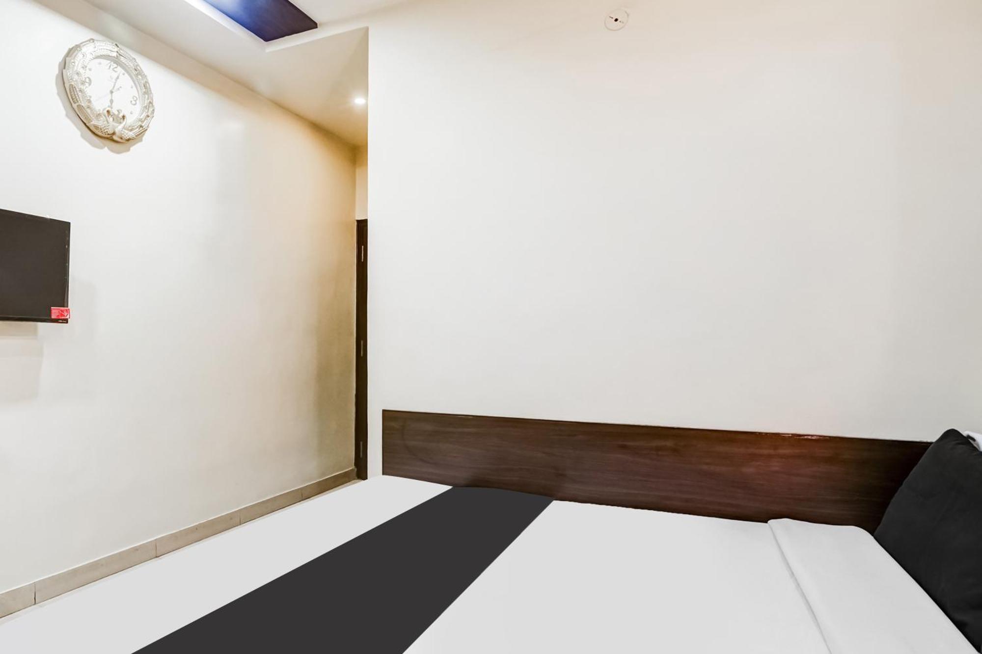 Hotel Super Collection O Sindhi Camp Jaipur