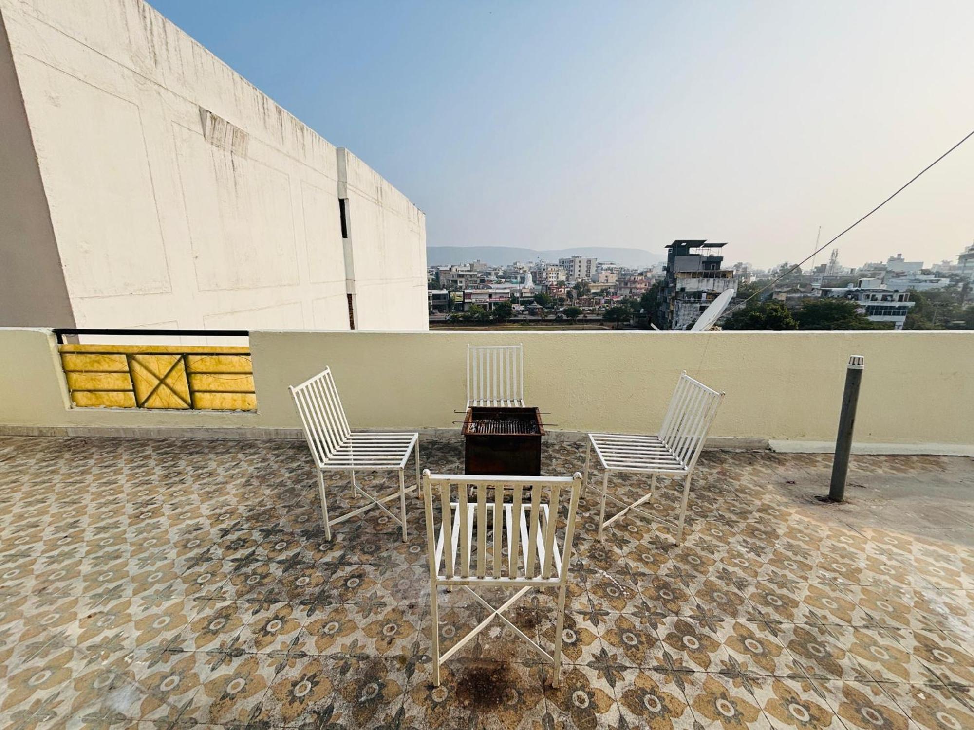 Penthouse By Cozystays Raja Park *