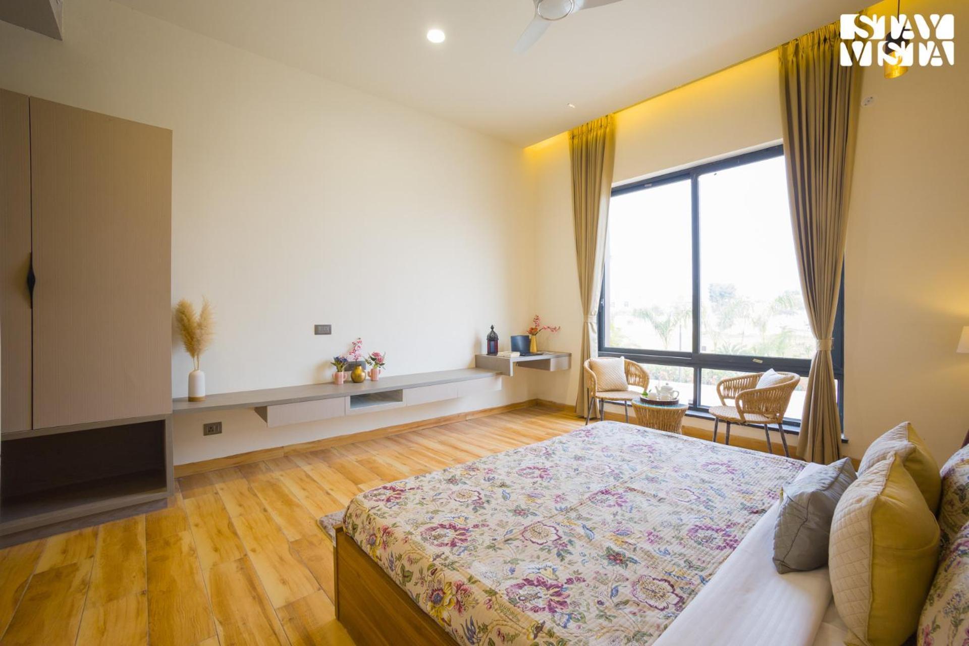 Stayvista At Priana - A Luxury Pool With Jacuzzi & Gym Villa *