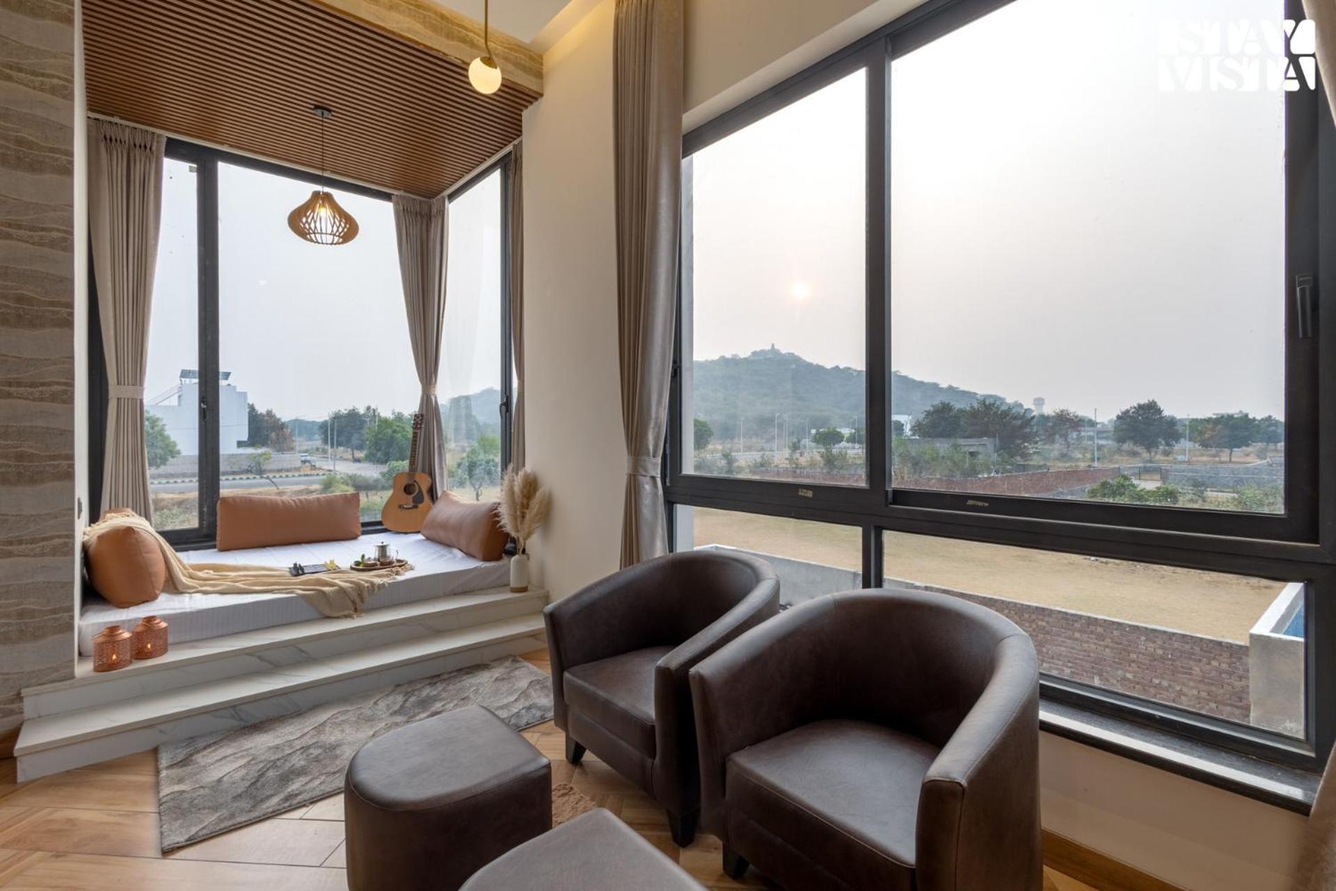 Stayvista At Priana - A Luxury Pool With Jacuzzi & Gym *