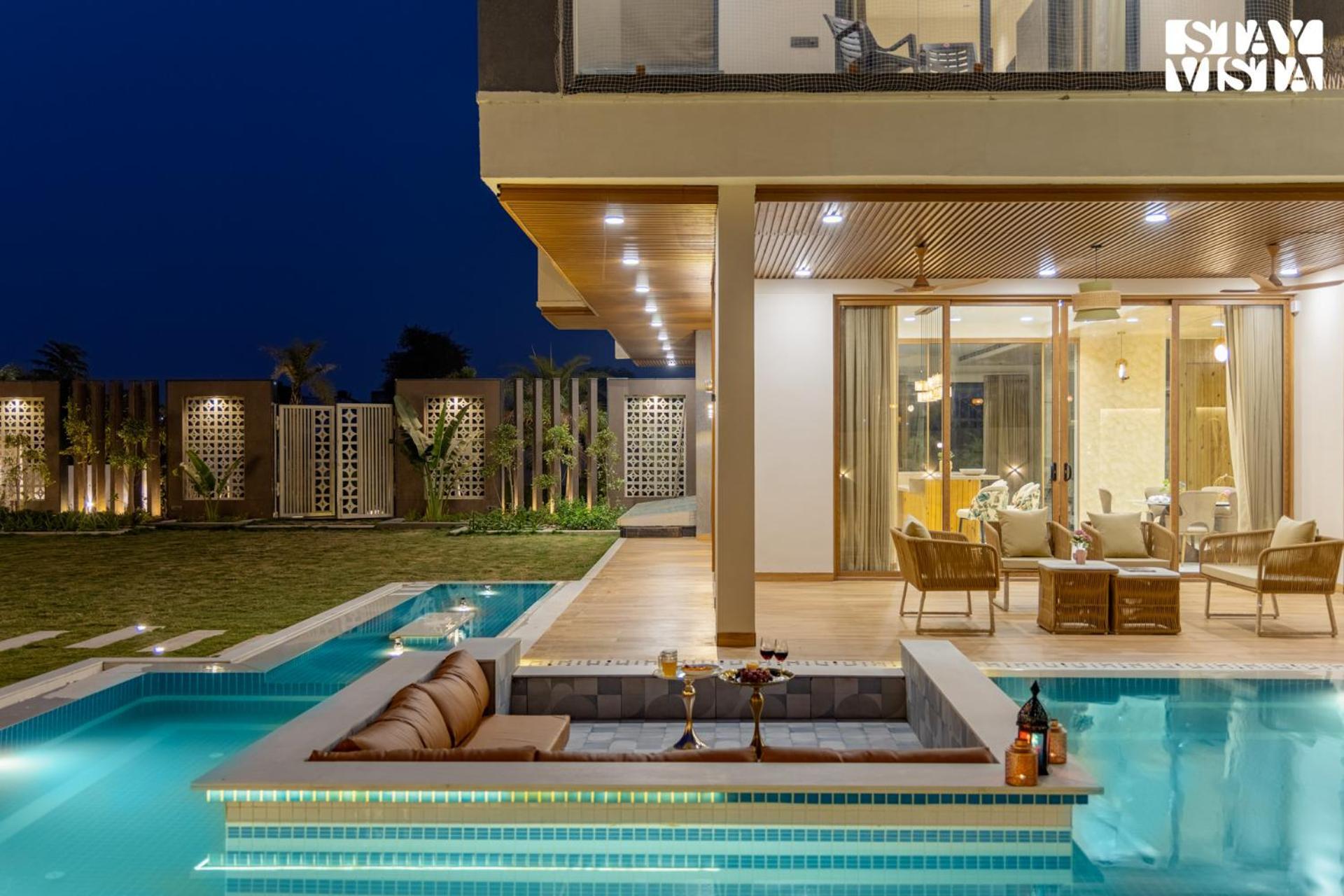 Stayvista At Priana - A Luxury Pool With Jacuzzi & Gym