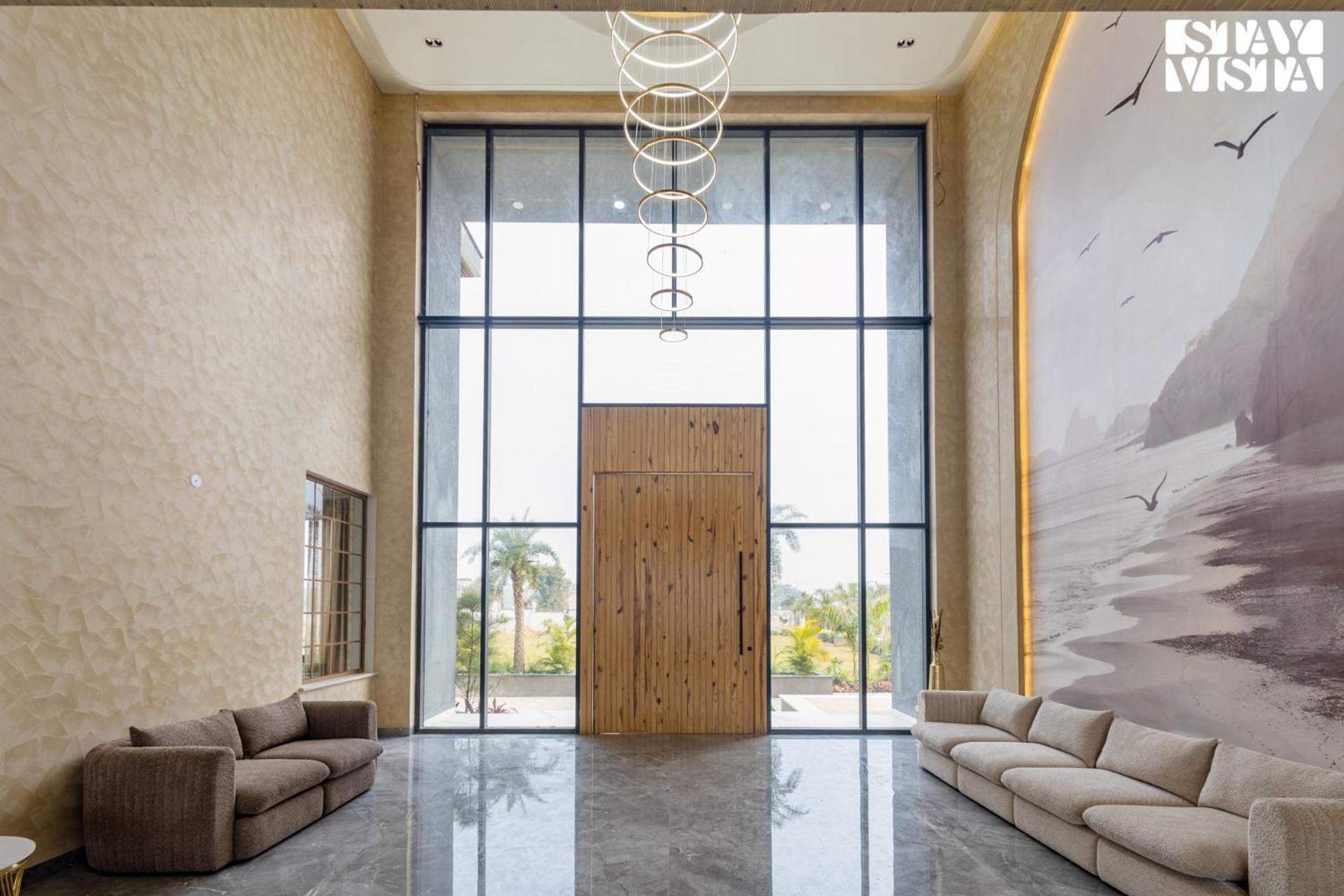Stayvista At Priana - A Luxury Pool With Jacuzzi & Gym Villa