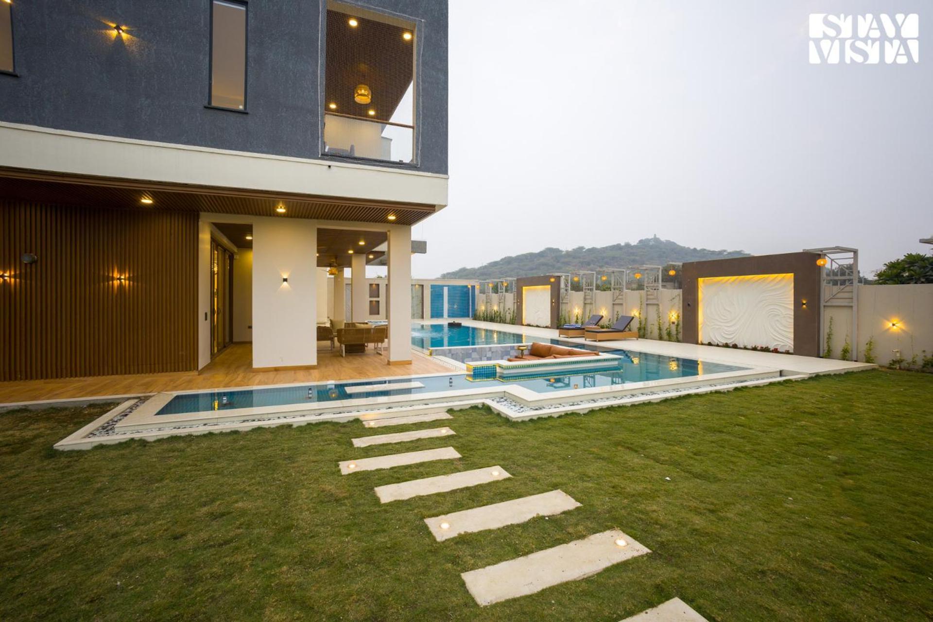 Villa Stayvista At Priana - A Luxury Pool With Jacuzzi & Gym