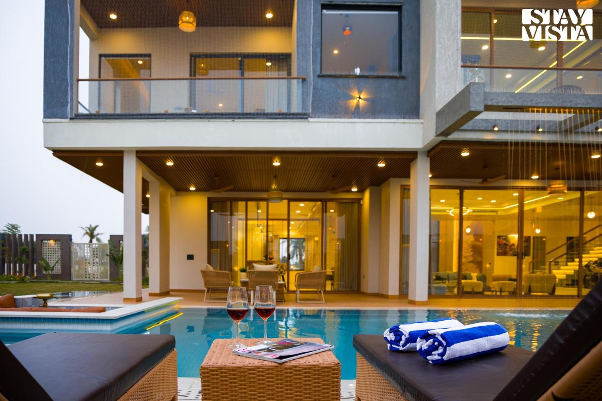 Stayvista At Priana - A Luxury Pool With Jacuzzi & Gym Villa *