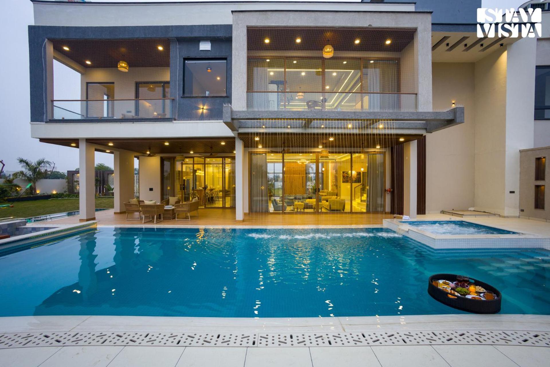 Stayvista At Priana - A Luxury Pool With Jacuzzi & Gym *
