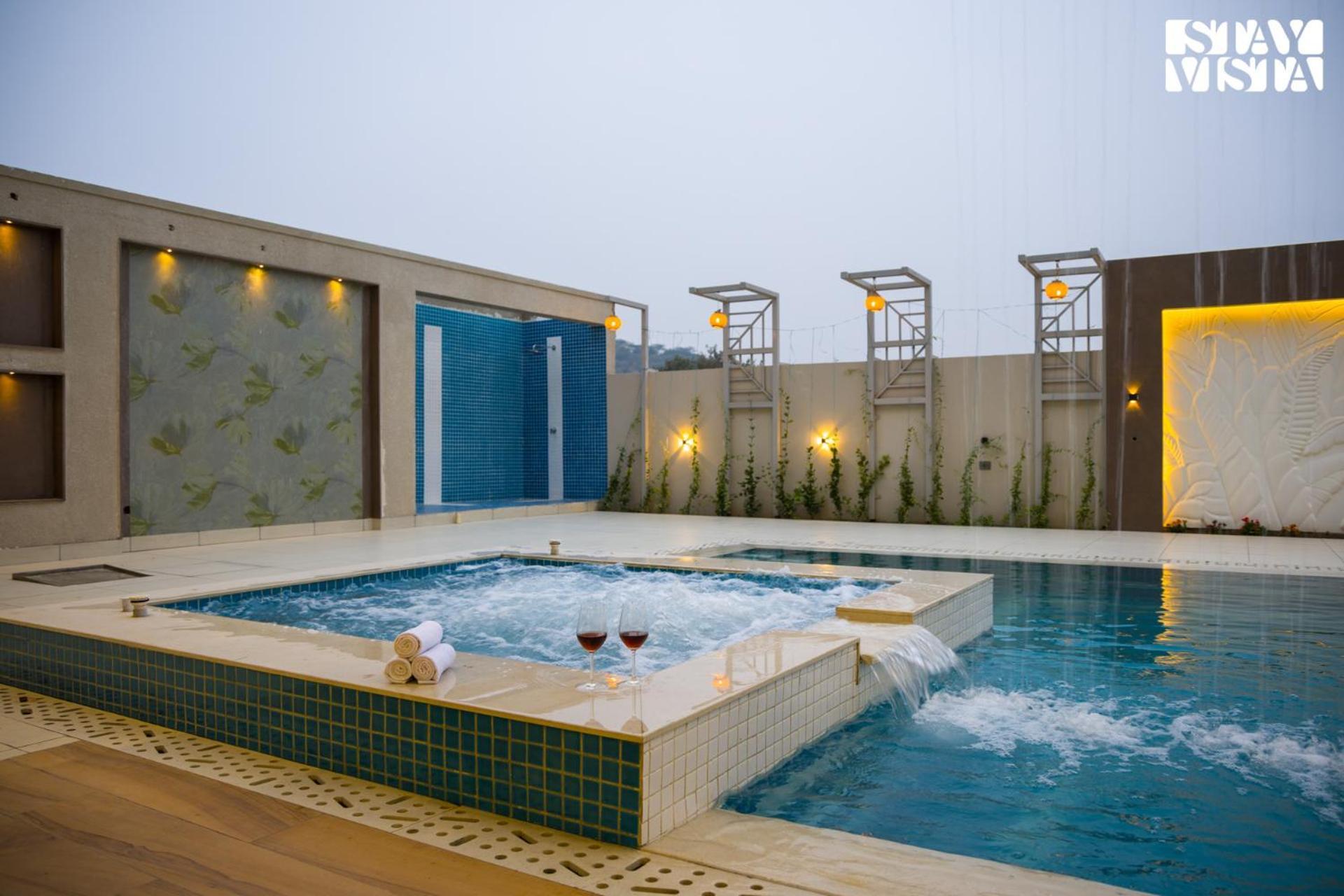 Stayvista At Priana - A Luxury Pool With Jacuzzi & Gym