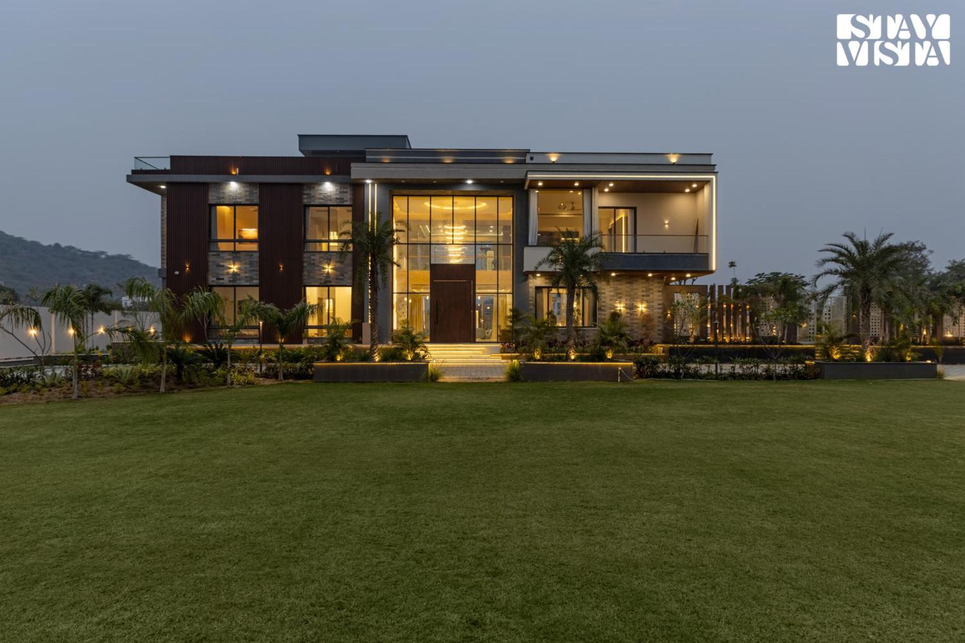 Villa Stayvista At Priana - A Luxury Pool With Jacuzzi & Gym
