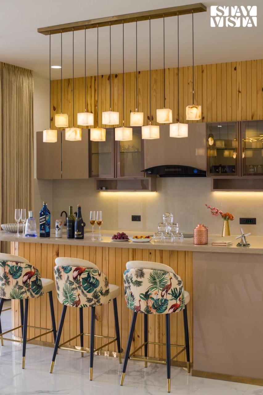 Stayvista At Priana - A Luxury Pool With Jacuzzi & Gym Villa *