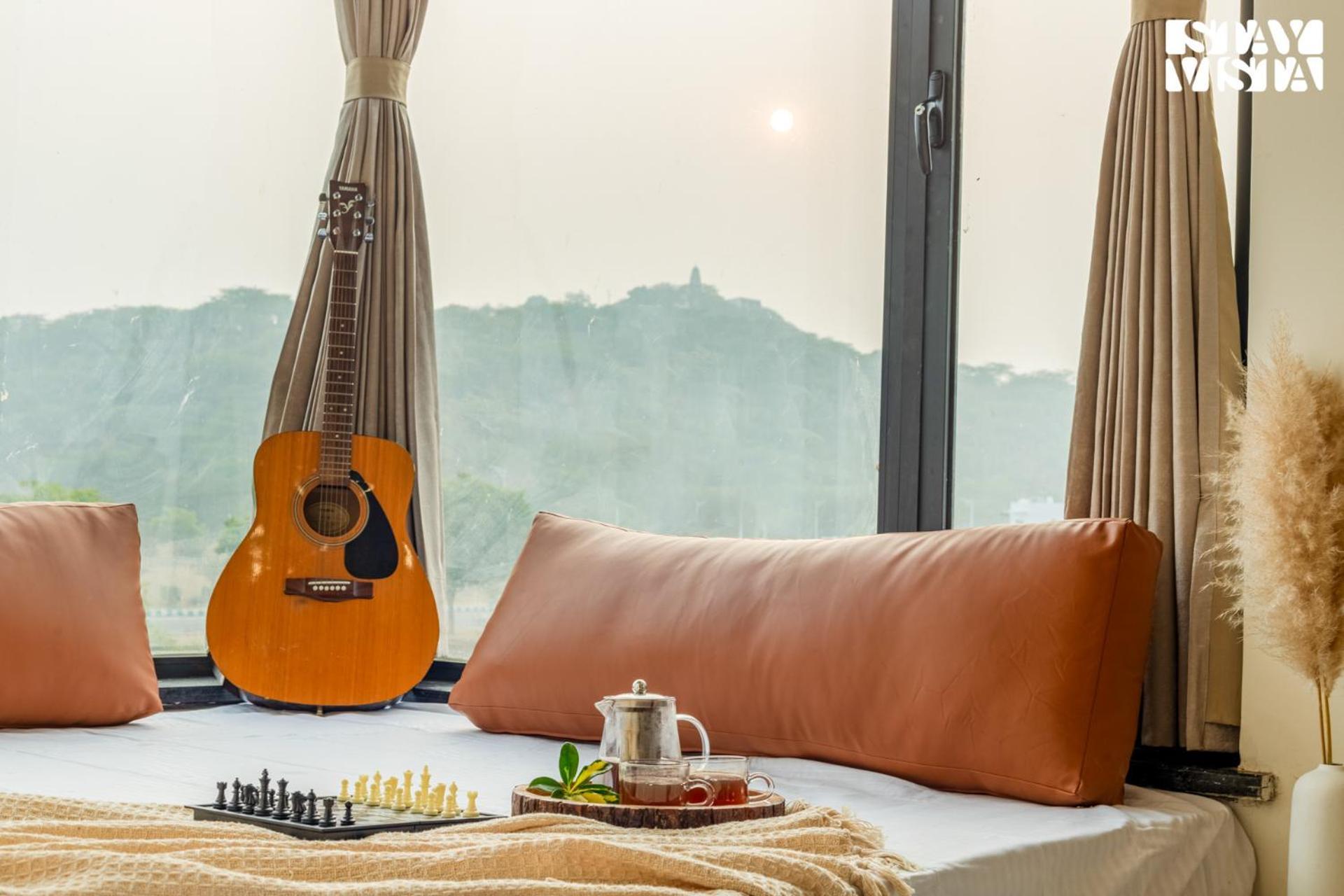 Stayvista At Priana - A Luxury Pool With Jacuzzi & Gym