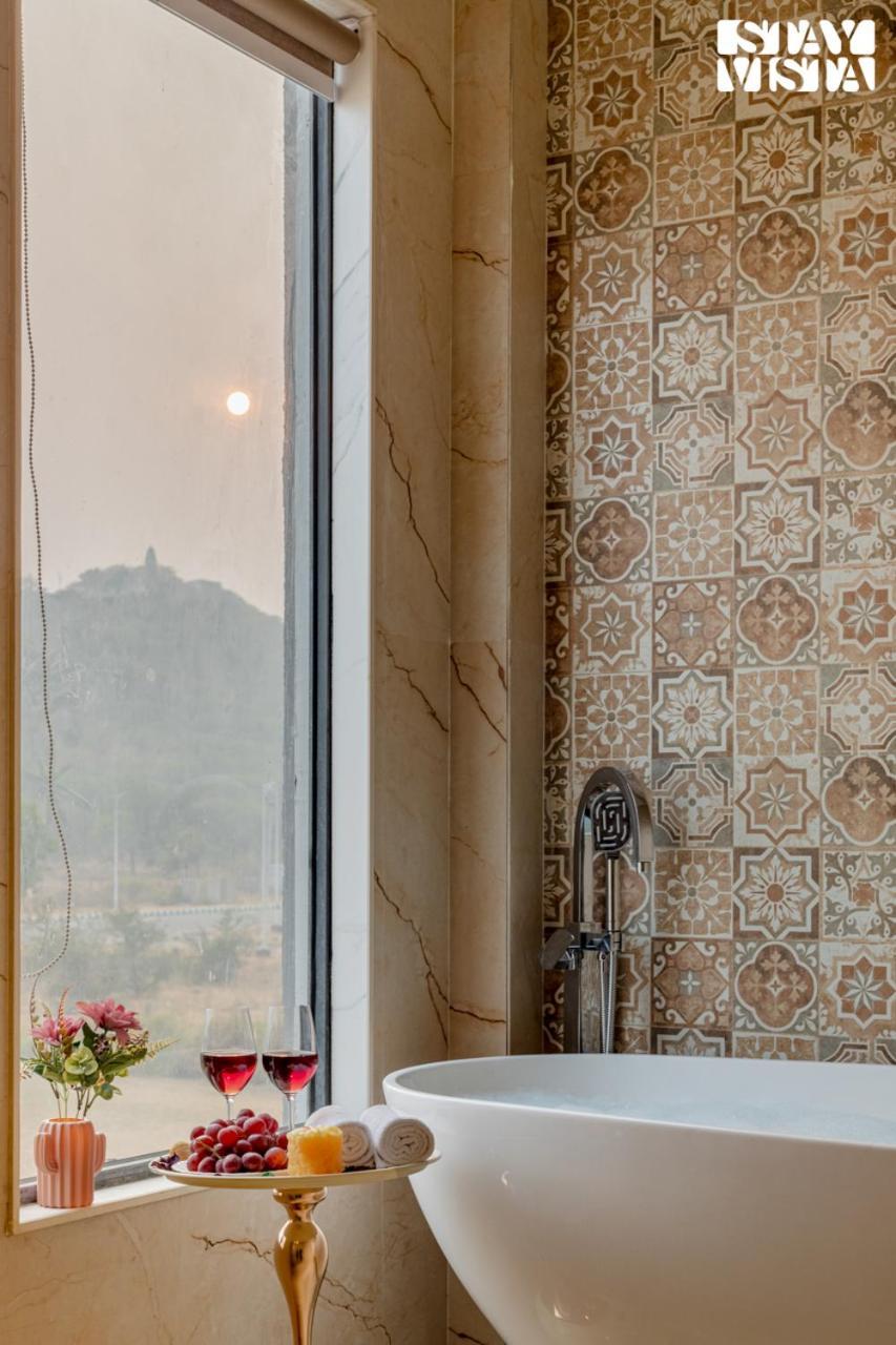 Stayvista At Priana - A Luxury Pool With Jacuzzi & Gym Villa *