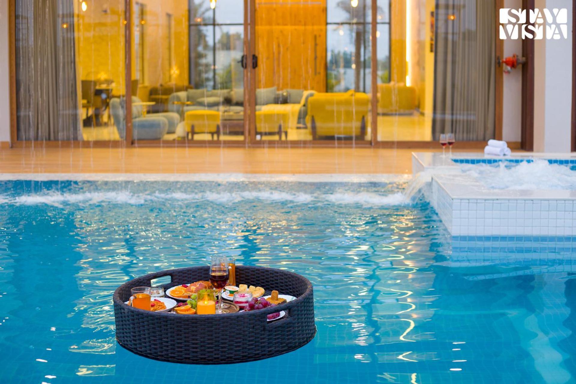 Stayvista At Priana - A Luxury Pool With Jacuzzi & Gym Villa
