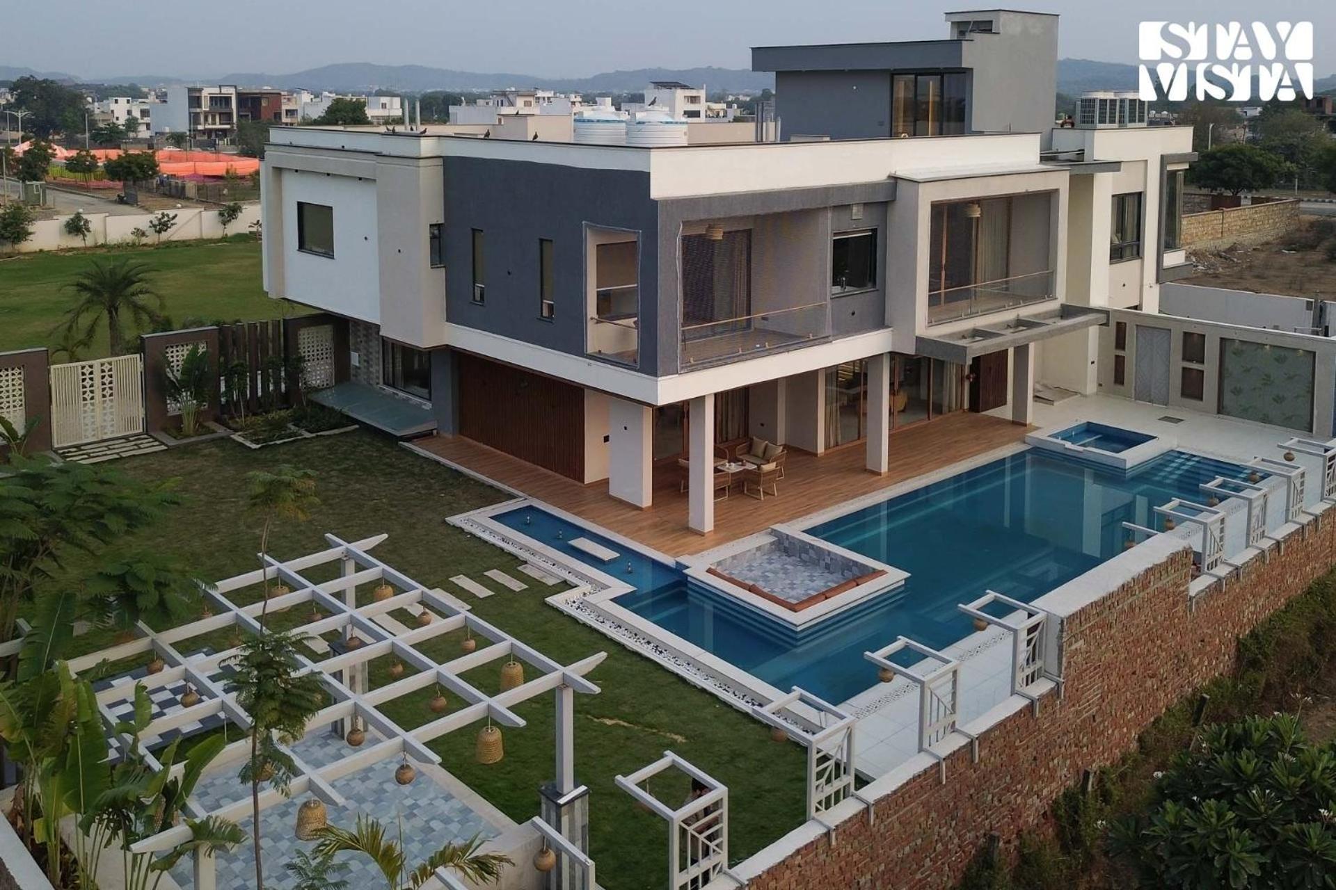 Stayvista At Priana - A Luxury Pool With Jacuzzi & Gym Villa *