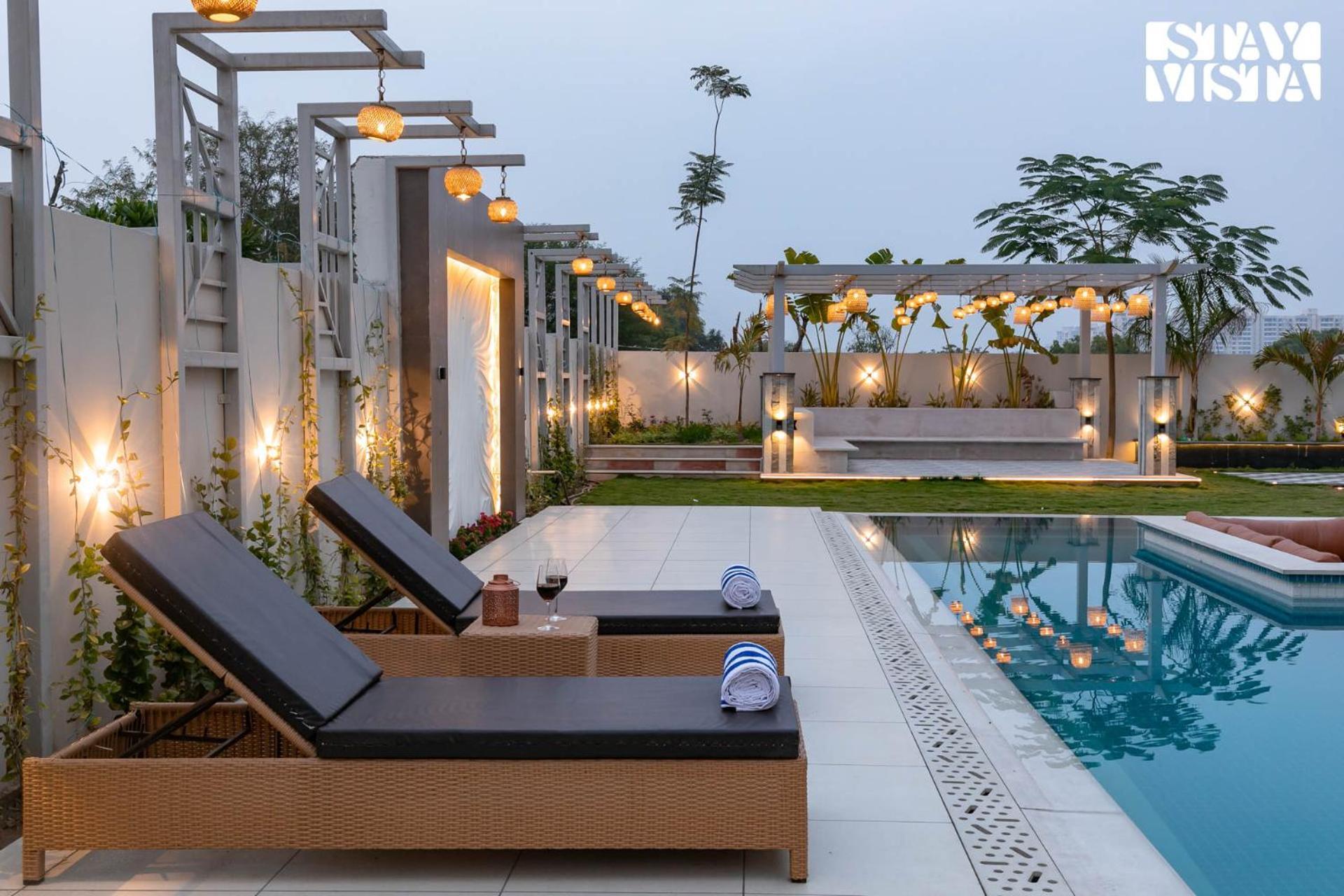 Stayvista At Priana - A Luxury Pool With Jacuzzi & Gym *