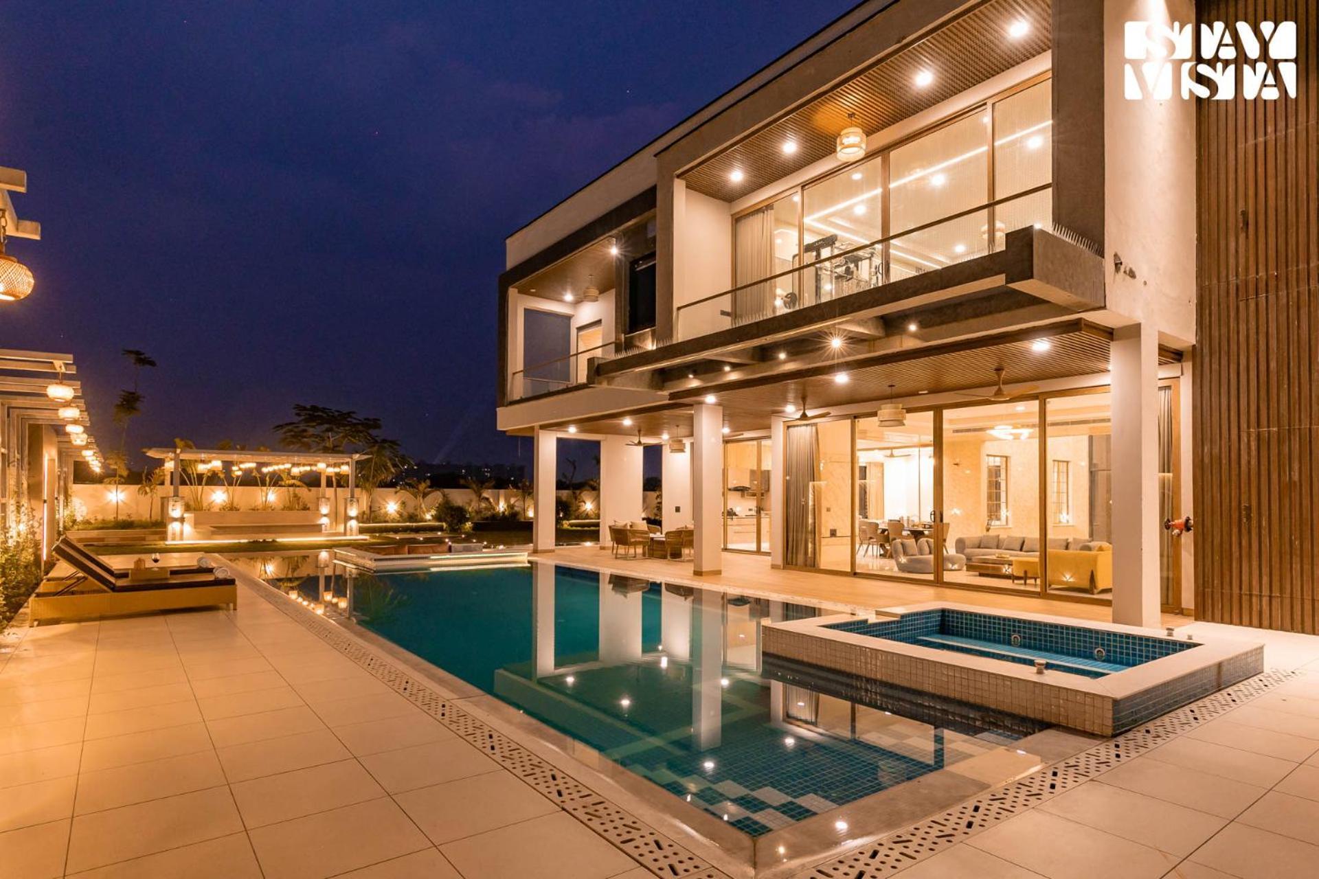 Stayvista At Priana - A Luxury Pool With Jacuzzi & Gym
