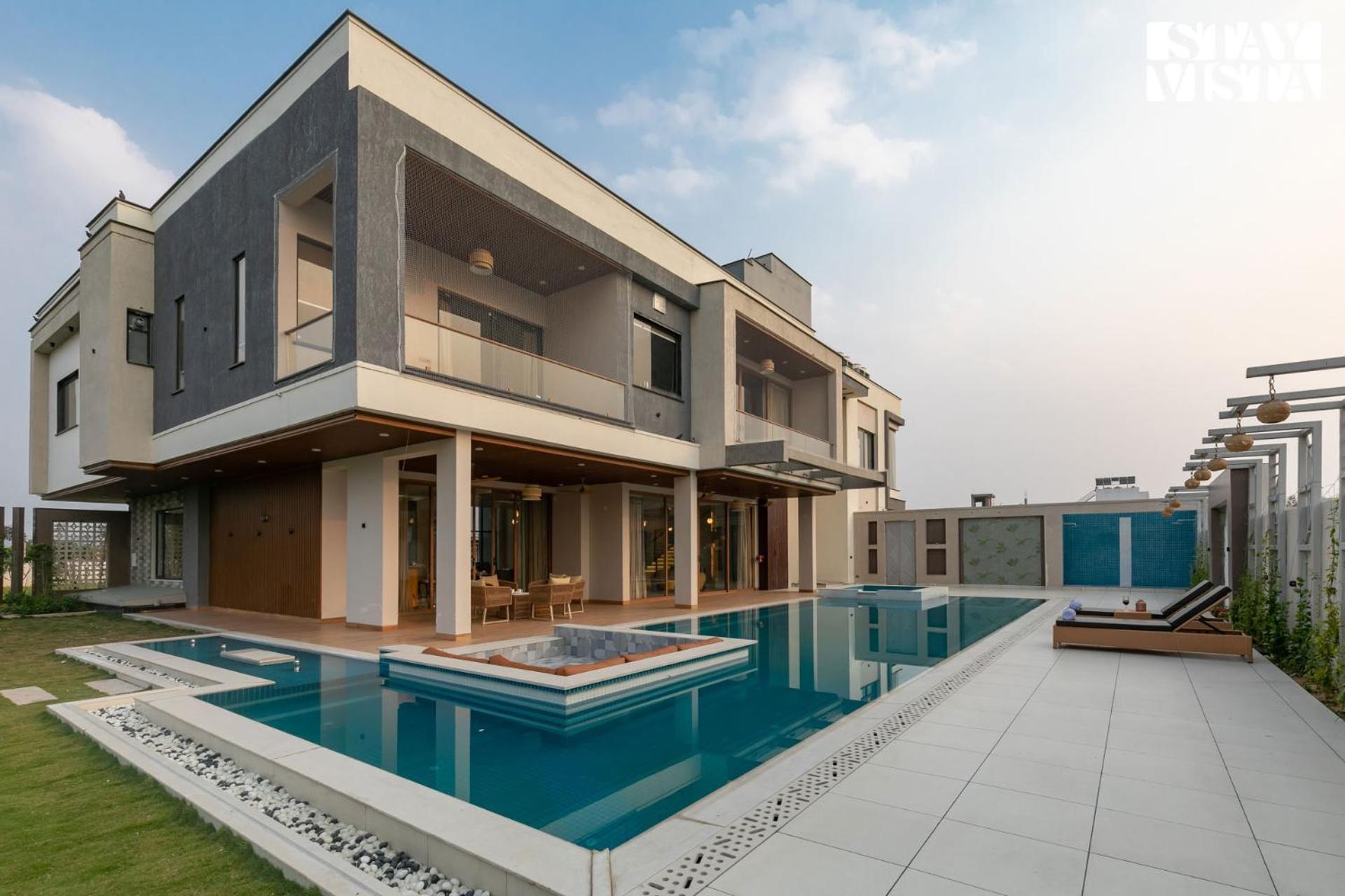 Stayvista At Priana - A Luxury Pool With Jacuzzi & Gym Villa