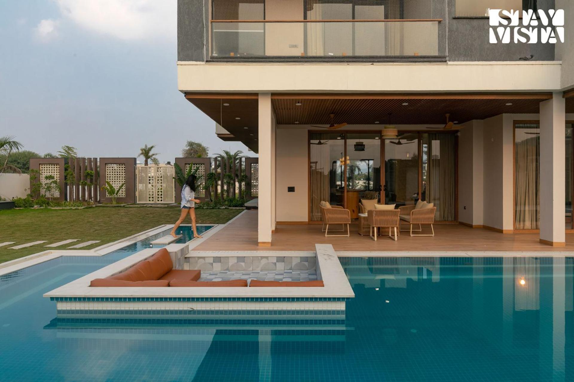 Stayvista At Priana - A Luxury Pool With Jacuzzi & Gym