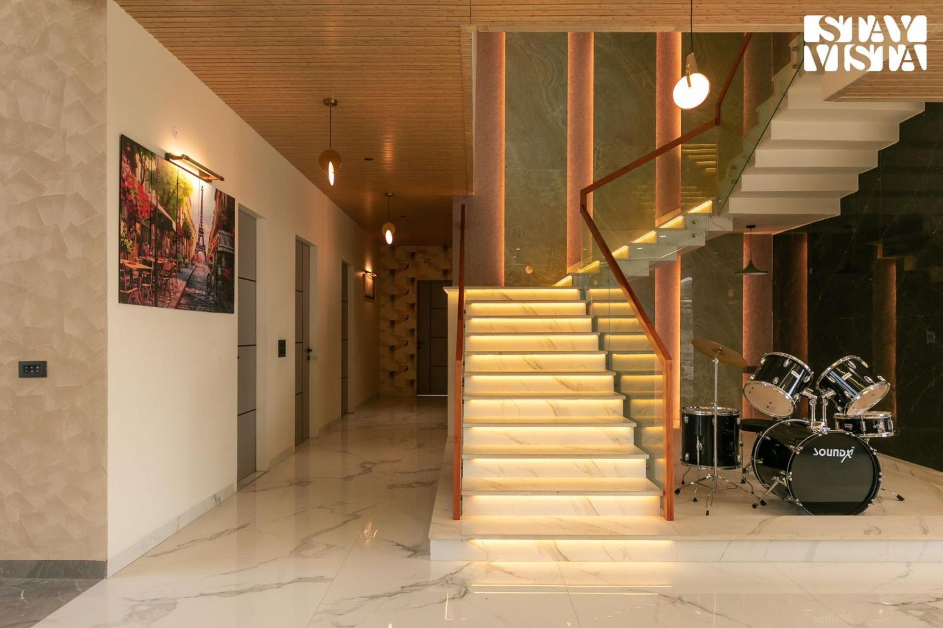 Stayvista At Priana - A Luxury Pool With Jacuzzi & Gym