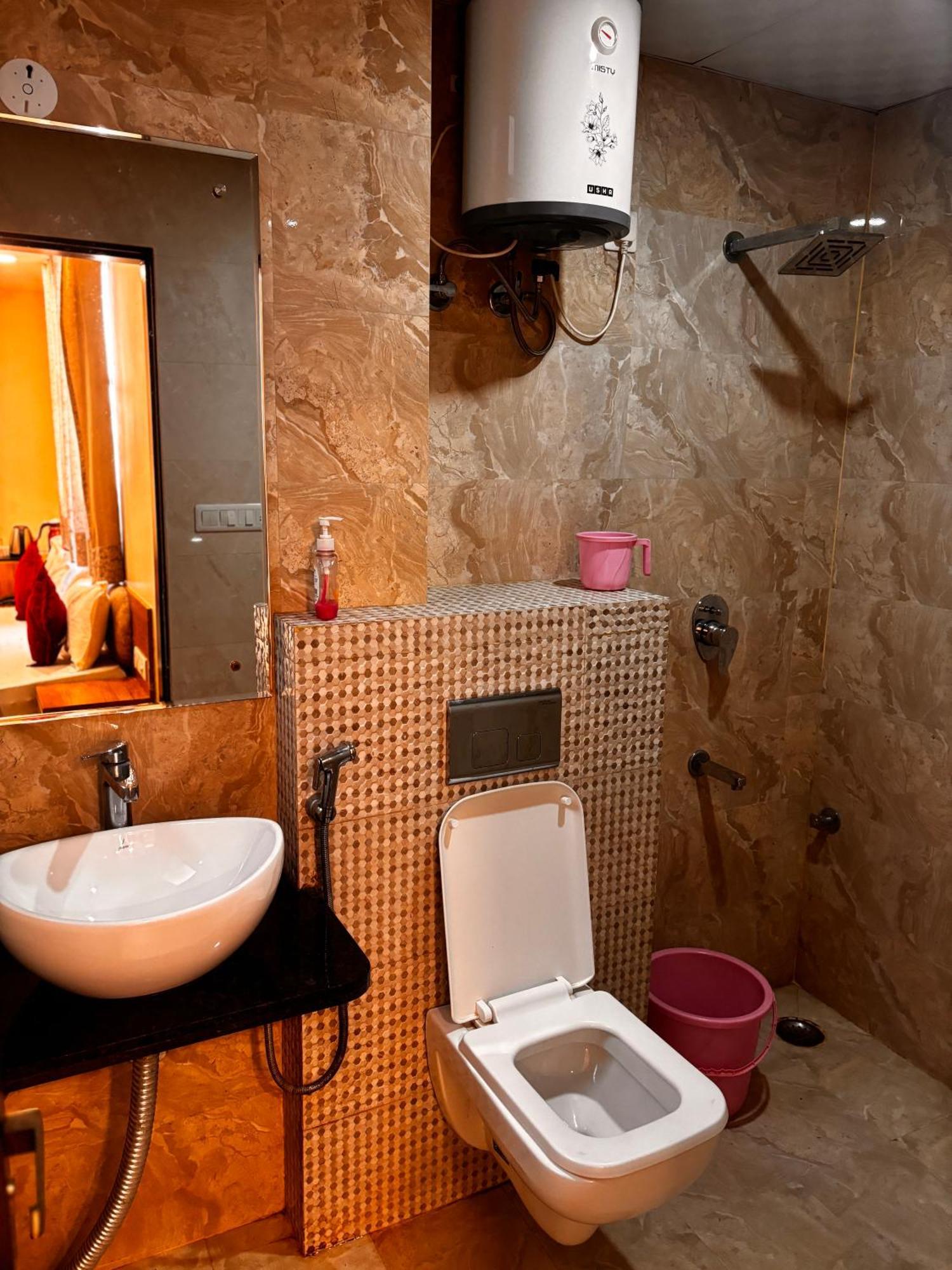 Hotel Gulabi Nagri, Malviya Nagar, 2*