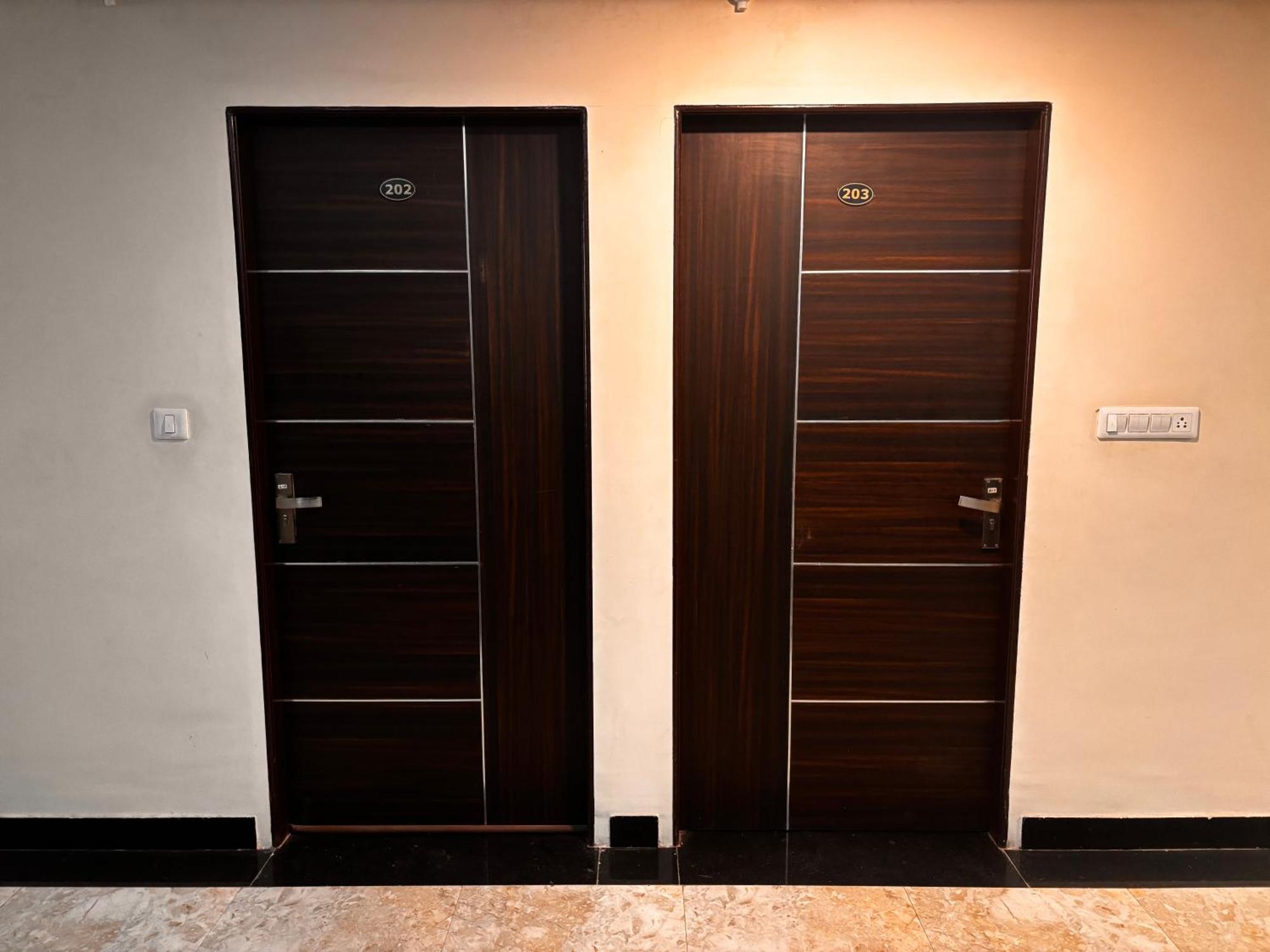 Hotel Gulabi Nagri, Malviya Nagar, 2*
