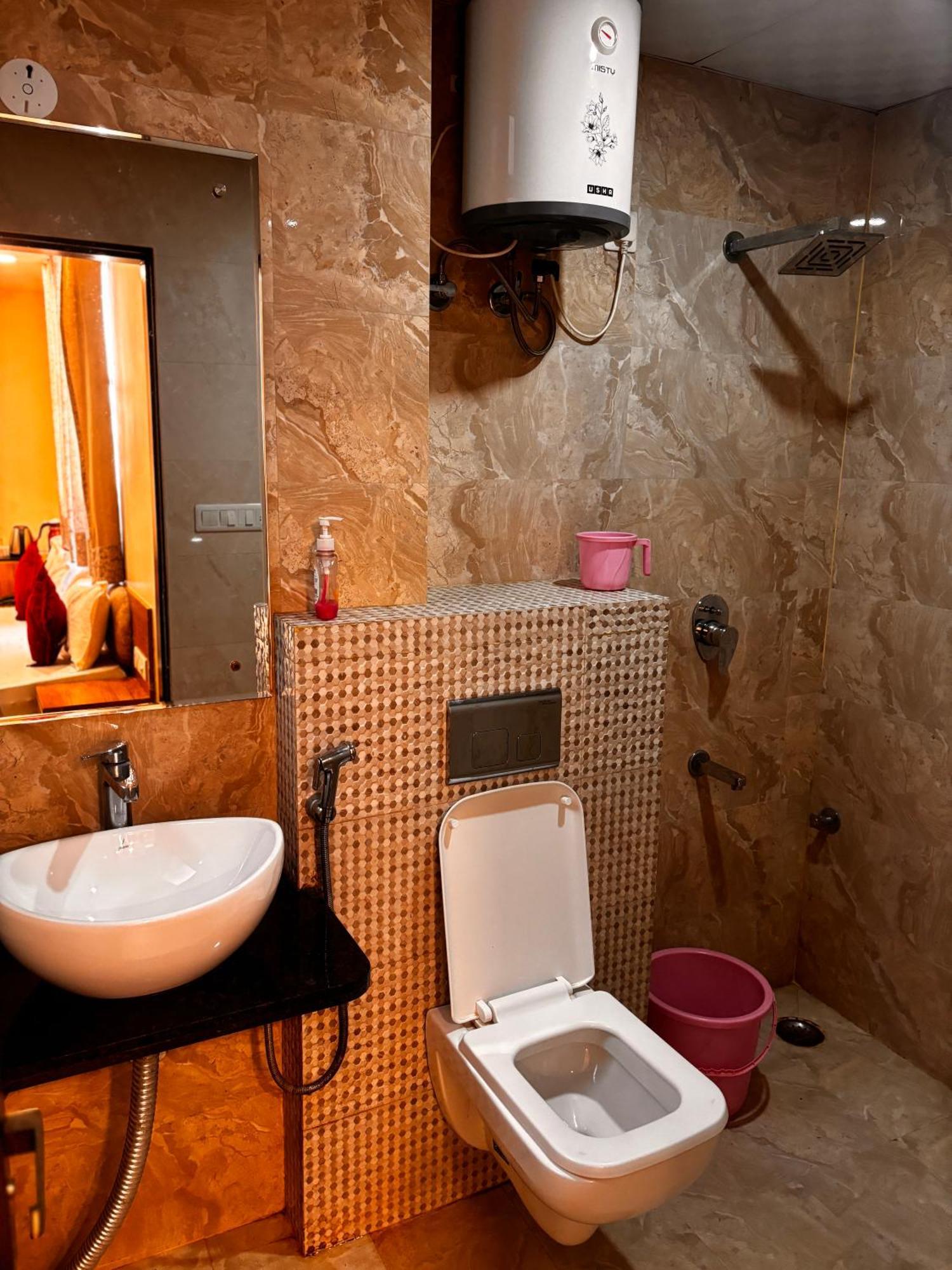 Hotel Gulabi Nagri, Malviya Nagar, 2*