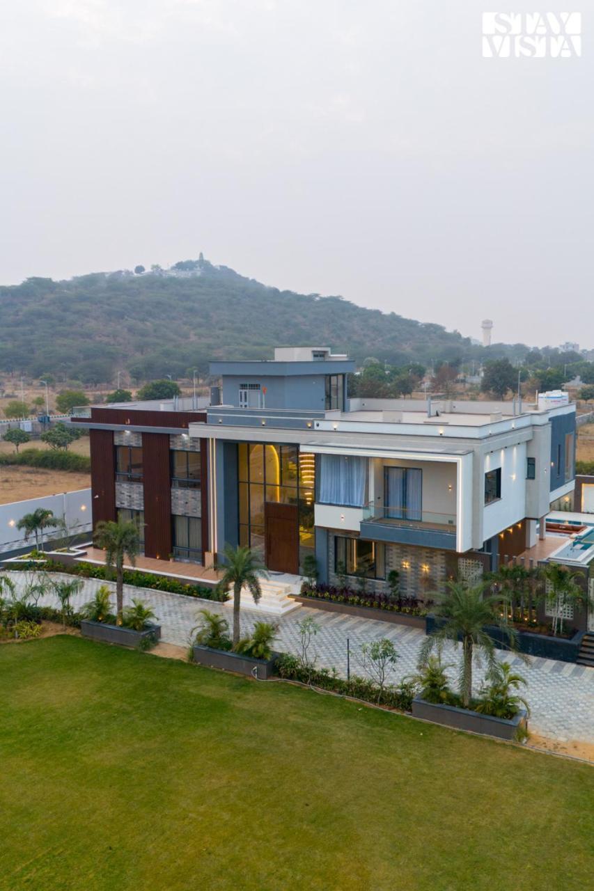Stayvista At Priana - A Luxury Pool With Jacuzzi & Gym Villa *